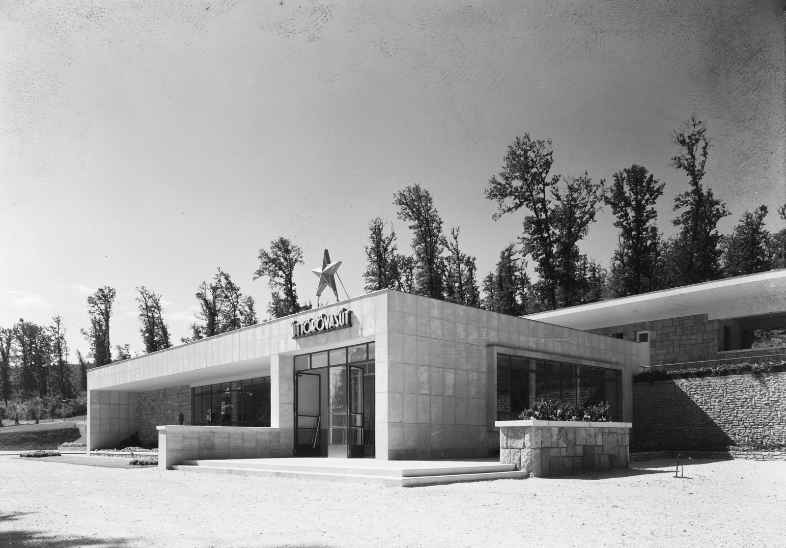 Hungary, Budapest II., Gyermekvasút (Úttörővasút) végállomása., 1950, UVATERV, Red Star, train station, Children's railway, Budapest, modern architecture, Fortepan #5315