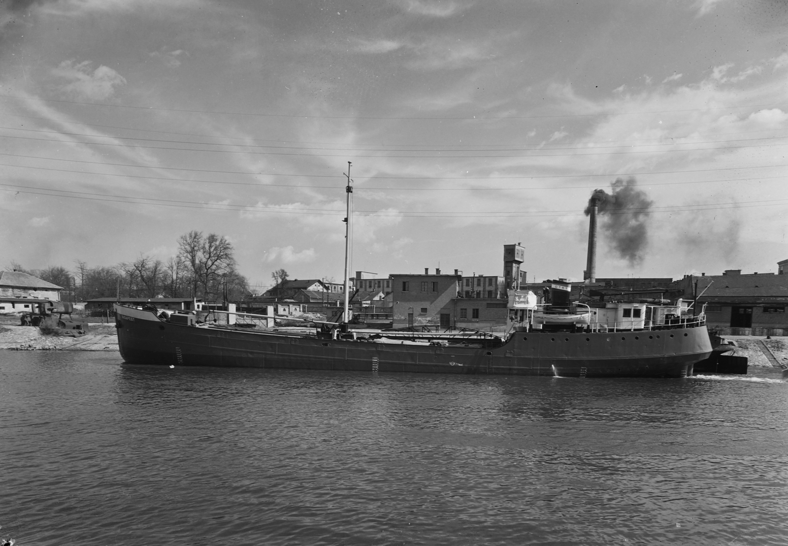 Magyarország, Budapest IV., Újpesti-öböl, MAHART hajójavító., 1955, UVATERV, hajó, kémény, gyár, SZOT Budapest hajó, Budapest, Mahart, DTRT, Fortepan #5316