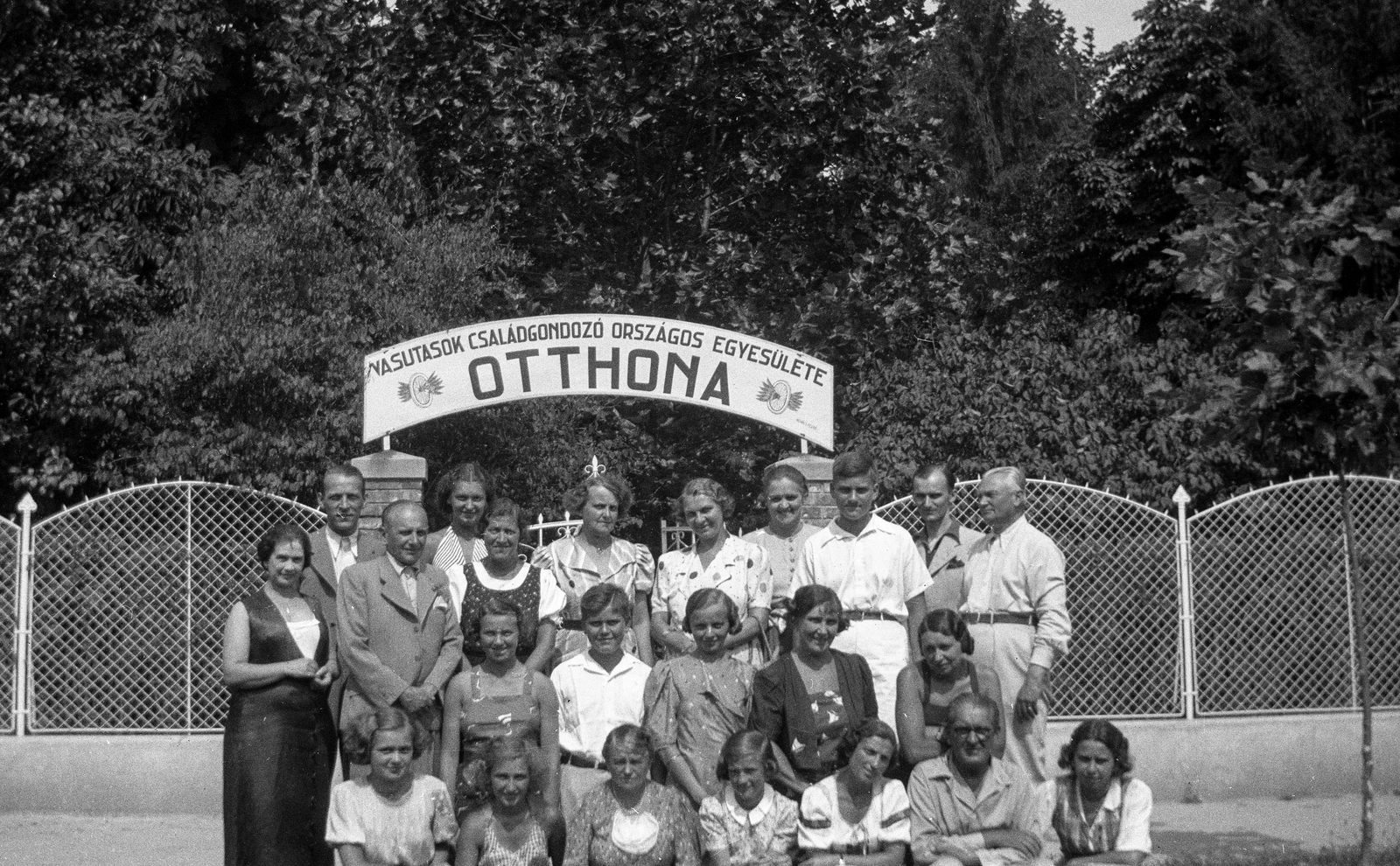 Magyarország, Balatonszemes, a felvétel a Vasutasok Családgondozó Országos Egyesülete Otthona előtt készült., 1935, Romák Éva, csoportkép, üdülés, vasutas, szakszervezet, Fortepan #53204