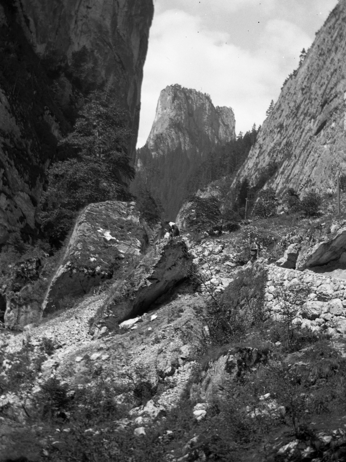 Romania,Transylvania, Bicaz Canyon, szemben az Oltár-kő., 1941, Romák Éva, Fortepan #53226