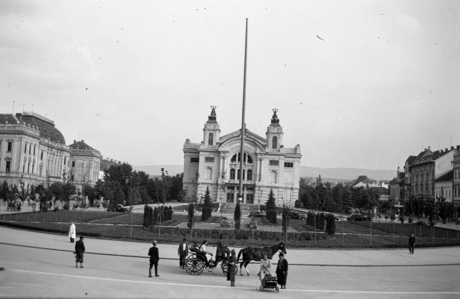 Romania,Transylvania, Cluj-Napoca, Nemzeti Színház., 1941, Romák Éva, national theater, baby carriage, Horse-drawn carriage, theater, Fellner and Helmer-design, flag pole, eclectic architecture, Ferdinand Fellner Jr.-design, Hermann Helmer-design, Fortepan #53227