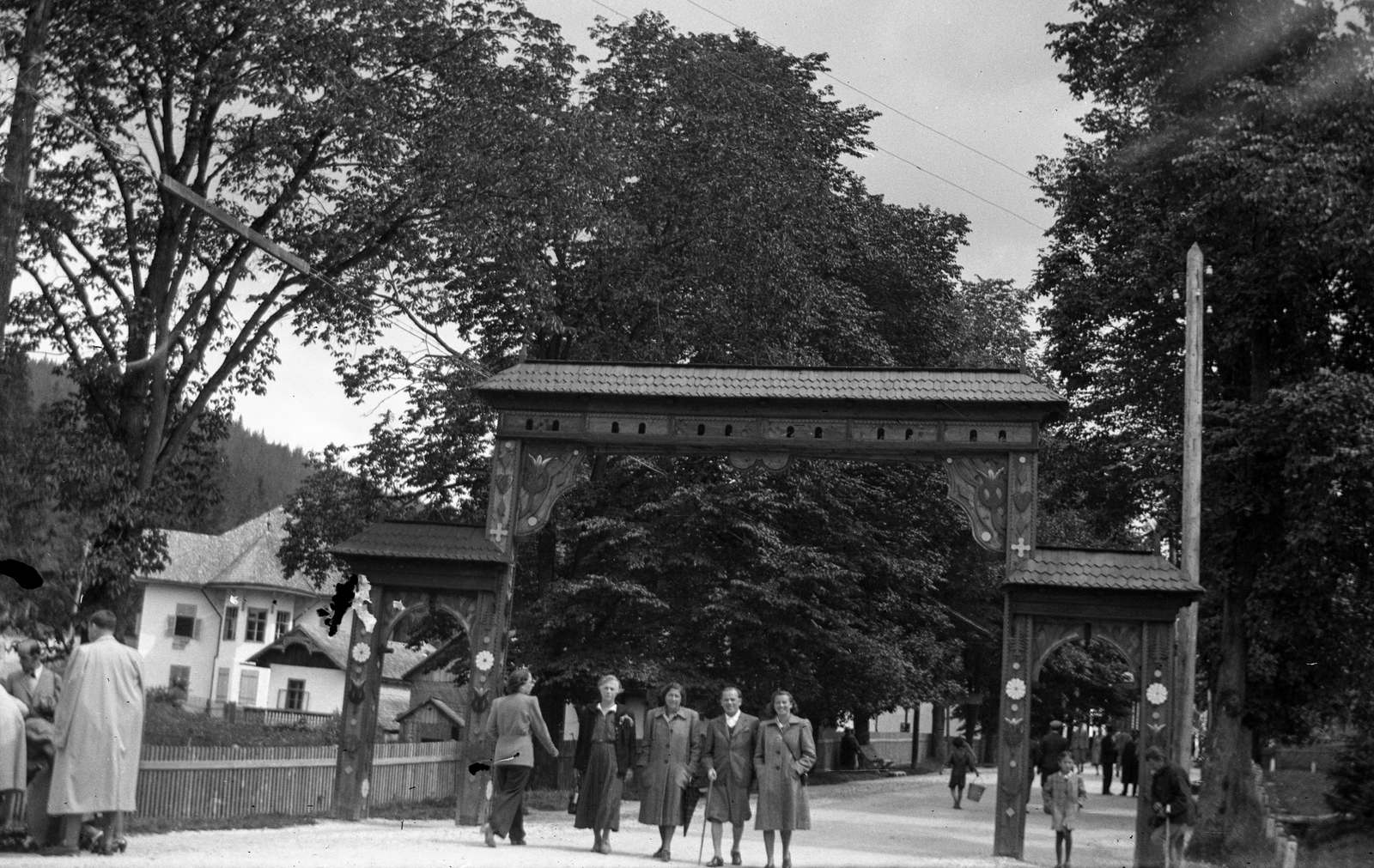 Romania,Transylvania, Borsec, a fürdő bejárata., 1941, Romák Éva, sekler gate, Fortepan #53228