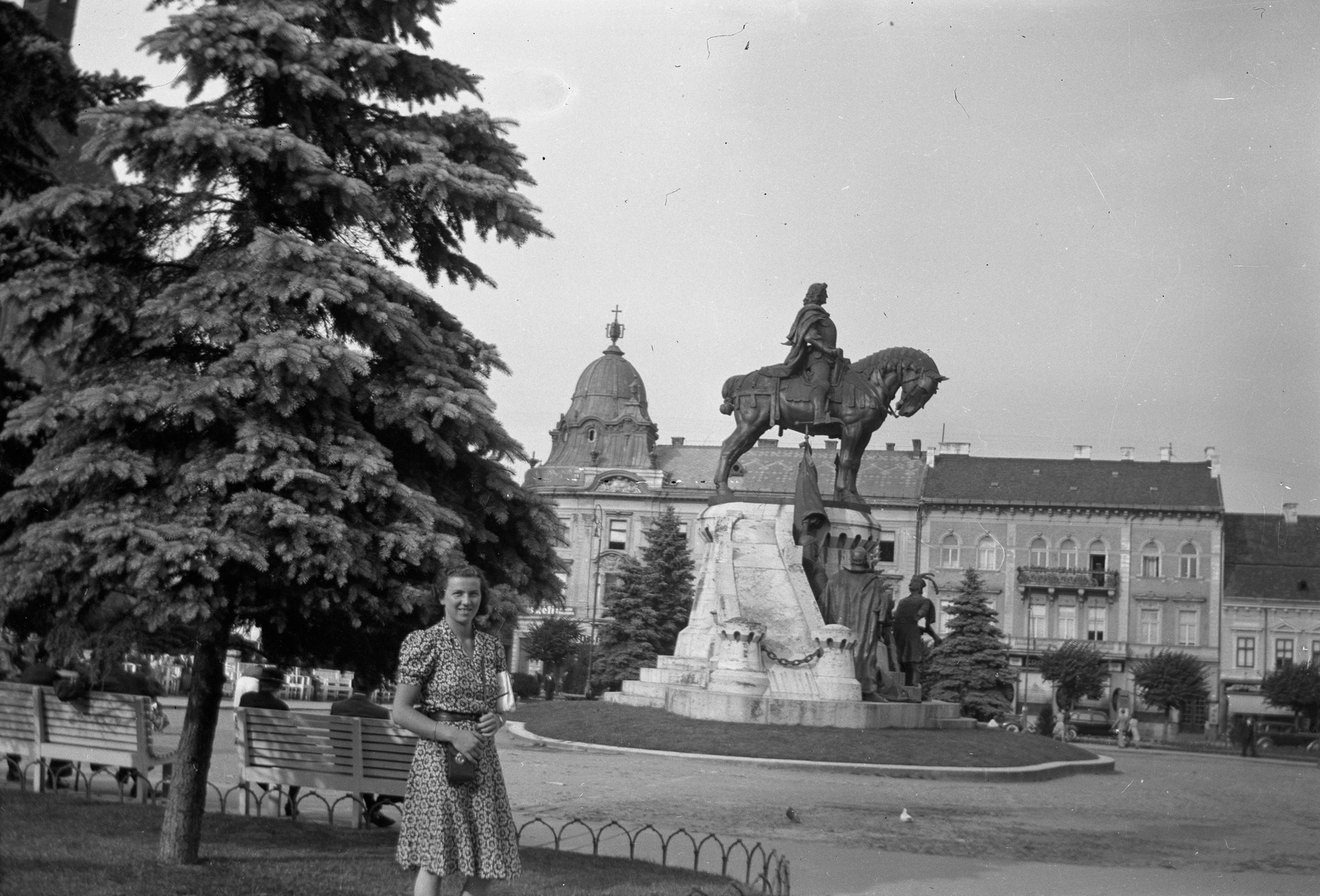 Románia,Erdély, Kolozsvár, Fő tér, Hunyadi Mátyás emlékműve., 1941, Romák Éva, szobor, városkép, lovas szobor, Mátyás király ábrázolás, Fortepan #53229