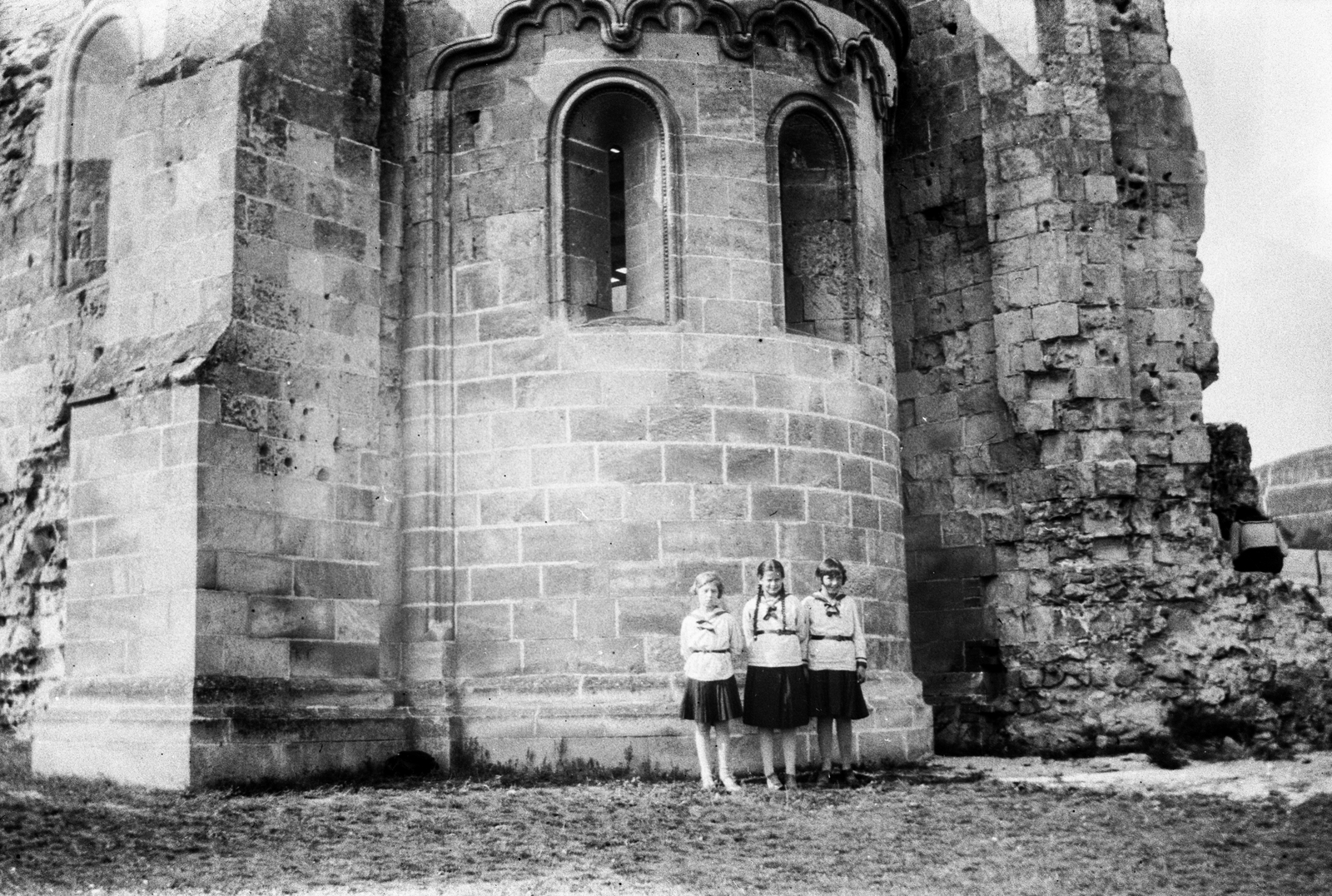 Magyarország, Zsámbék, a premontrei templom romjai., 1930, Romák Éva, templom, rom, matrózblúz, katolikus, román stílus, Premontrei rend, Fortepan #53230