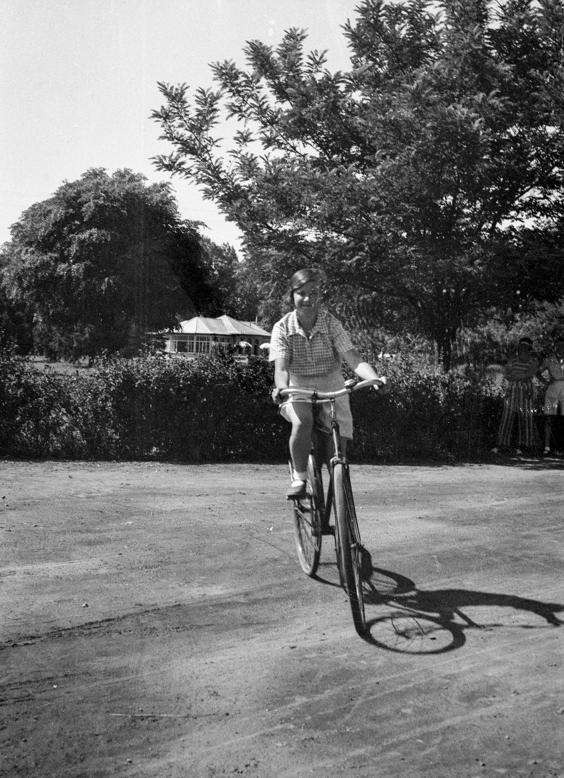 1941, Romák Éva, bicycle, shadow, Fortepan #53232