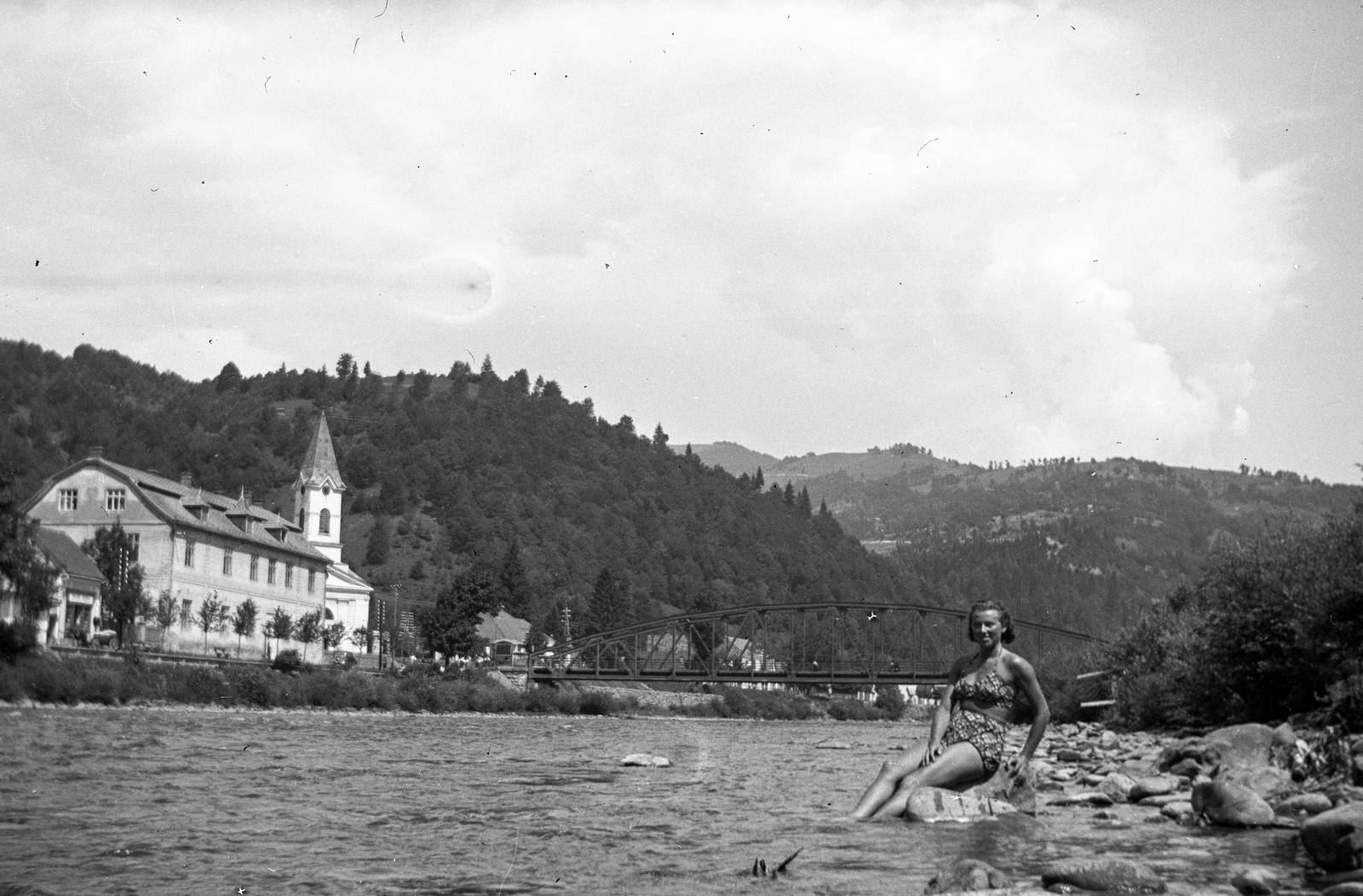 Ukraine,Zakarpattia Oblast, Rakhiv, Tisza folyó, szemben a hídnál a katolikus templom., 1941, Romák Éva, church, bridge, shore, Fortepan #53233