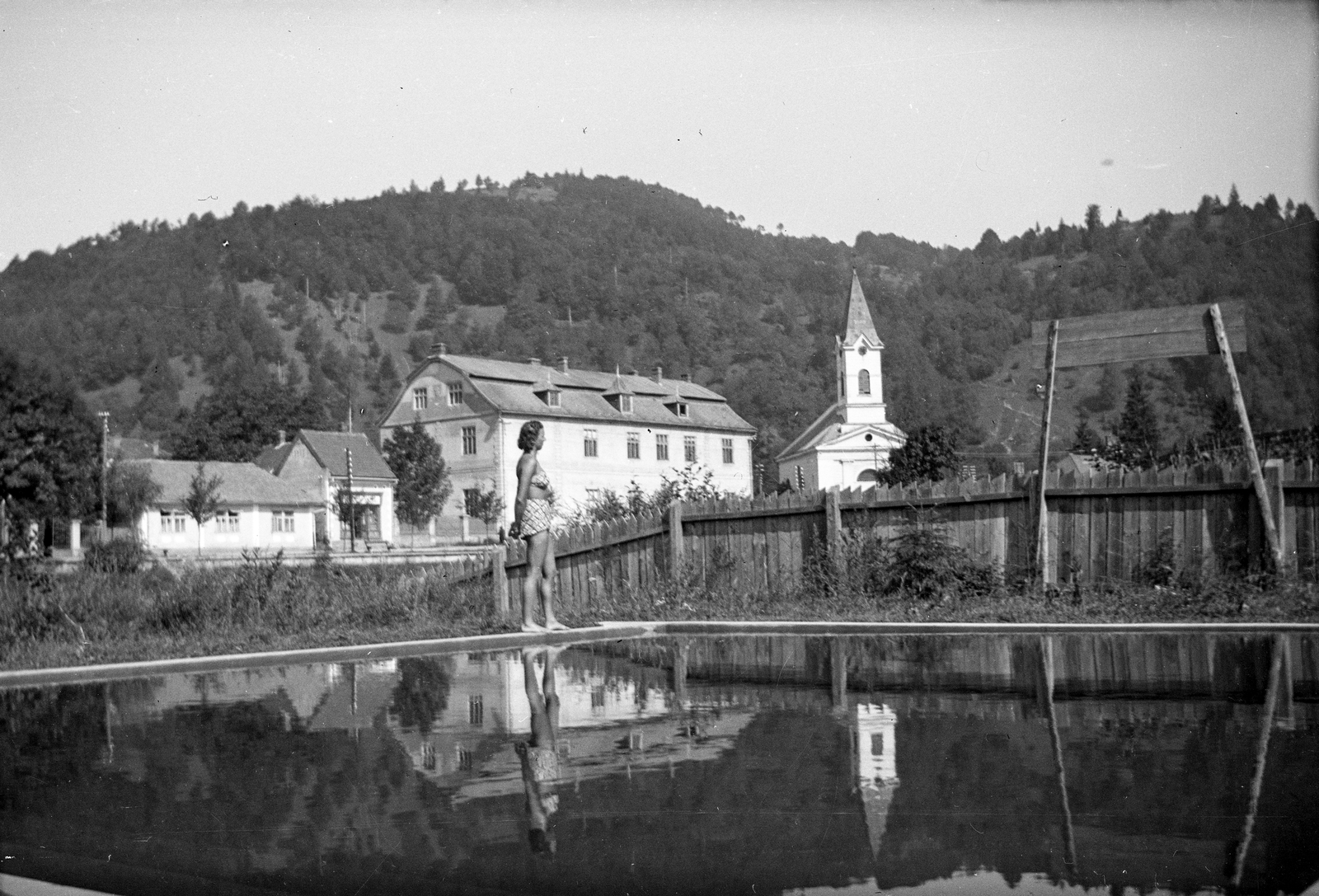 Ukraine,Zakarpattia Oblast, Rakhiv, strand, háttérben a katolikus templom., 1941, Romák Éva, beach, pool, bathing suit, church, water surface, Fortepan #53234