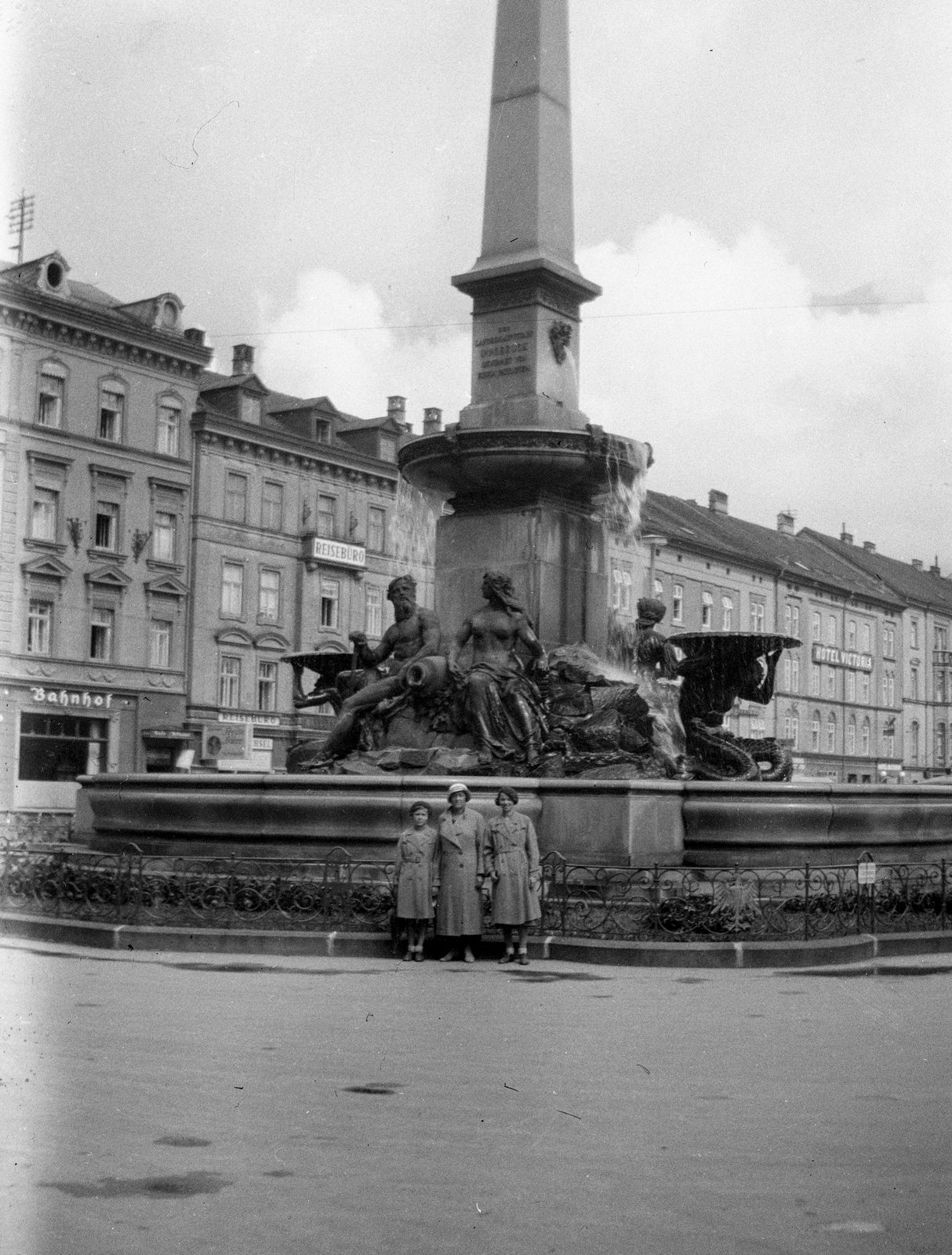 Ausztria, Innsbruck, Südtiroler Platz, Vereinigungsbrunnen (1940-ben lebontották)., 1935, Romák Éva, szökőkút, Atlasz-ábrázolás, eltűnt, Fortepan #53238
