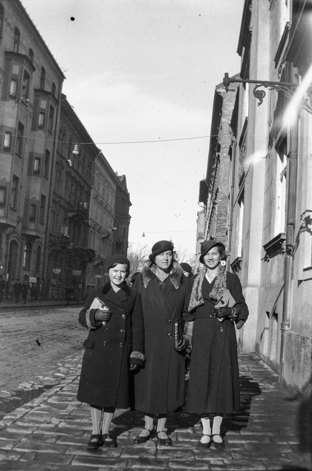 Hungary, Budapest XII., Hajnóczy József (Bors) utca, a Krisztina körút felől a Csaba utca felé nézve., 1935, Romák Éva, Budapest, women, three people, coat, Fortepan #53241