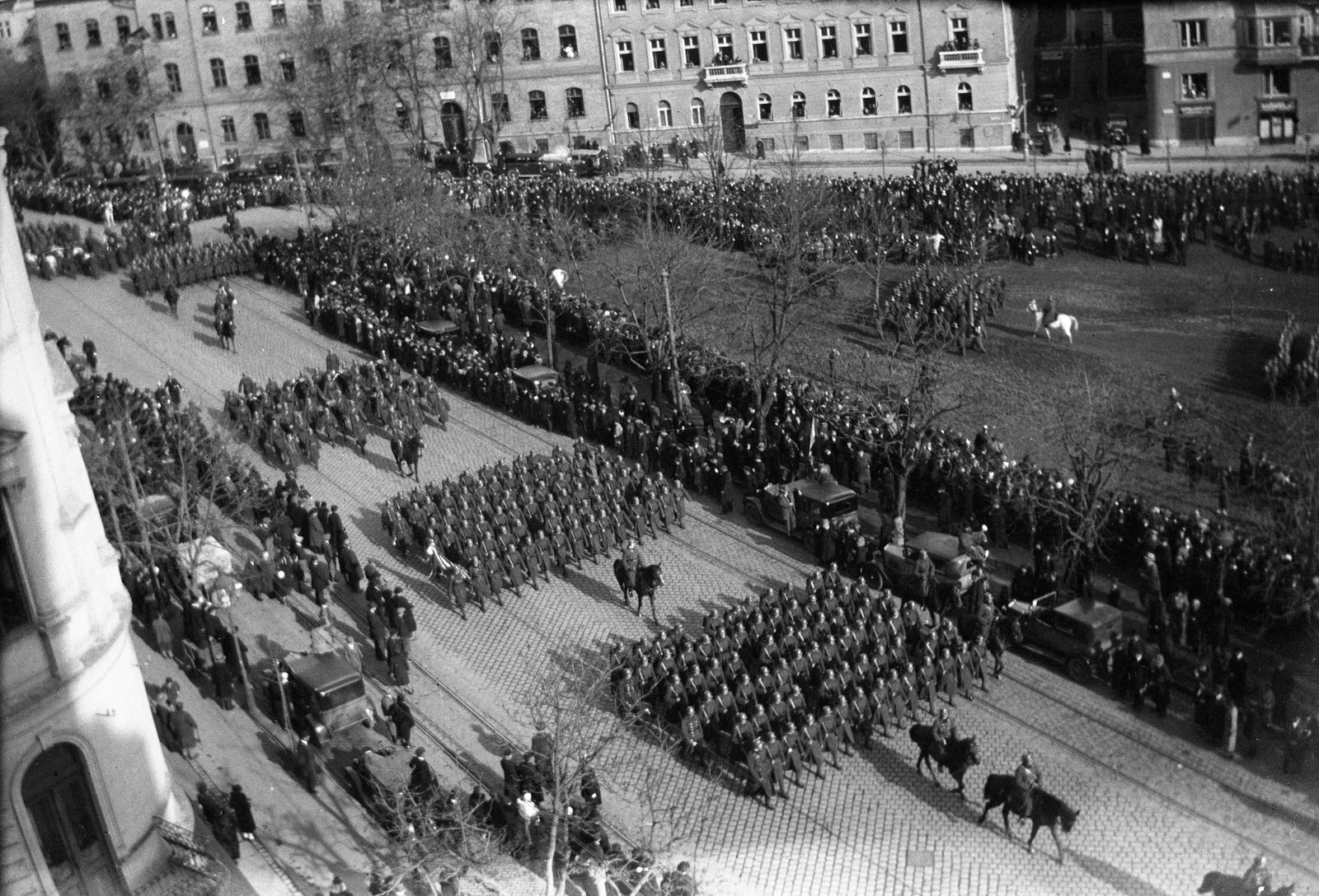 Hungary, Budapest XII.,Budapest I., Krisztina körút - Attila út találkozása a Vérmező északi végén. Horthy Miklós 15 éves kormányzói jubileuma alkalmából tartott ünnepség., 1935, Romák Éva, march, parade, Budapest, Fortepan #53242
