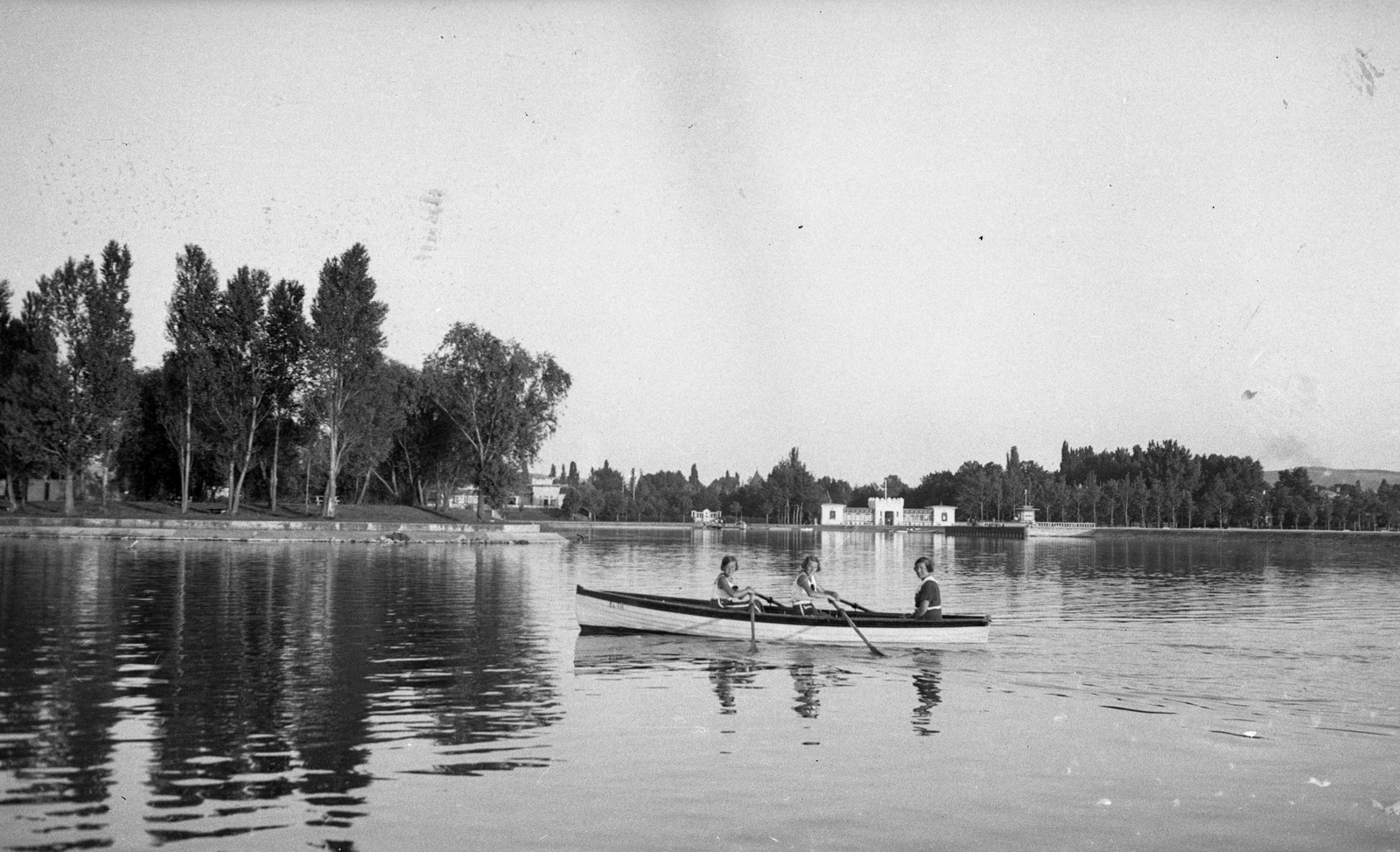Hungary, Balatonföldvár, kikötő, balra a Galamb sziget. Szemben a háttérben a hajóállomás épülete., 1935, Romák Éva, boating, boat, port, Lake Balaton, Fortepan #53246