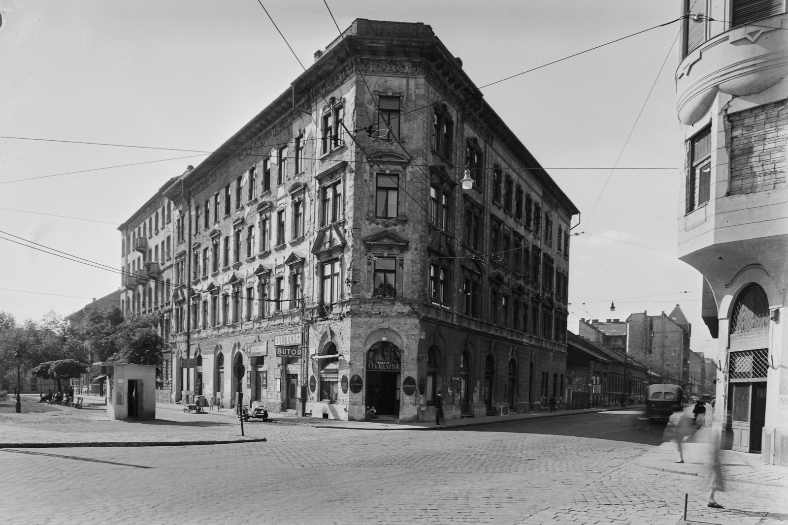 Hungary, Budapest VIII., Kálvária tér - Karácsony Sándor utca sarok., 1957, UVATERV, sign-board, motorcycle, square, pastry shop, motorcycle with sidecar, tobacco shop, bench, furniture shop, Budapest, Fortepan #5325