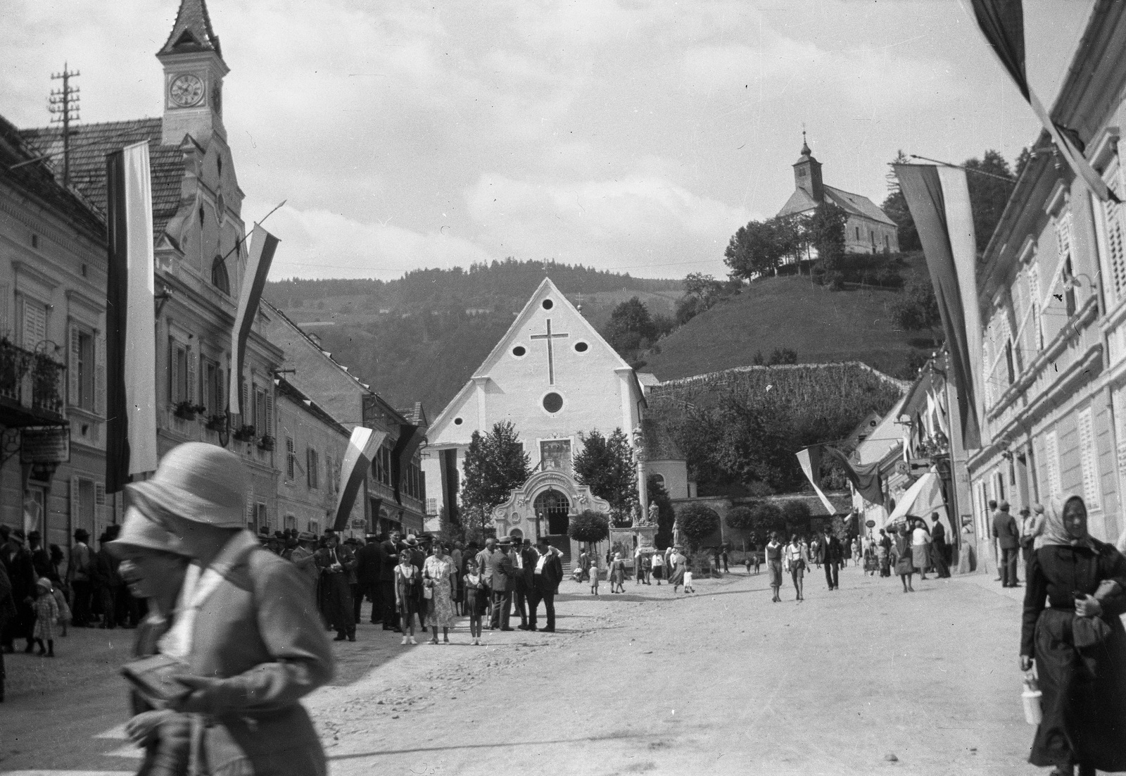 Austria, Schwanberg, Hauptplatz, a dombon a Josefikirche., 1930, Romák Éva, church, flag, square, pedestrian, Fortepan #53253