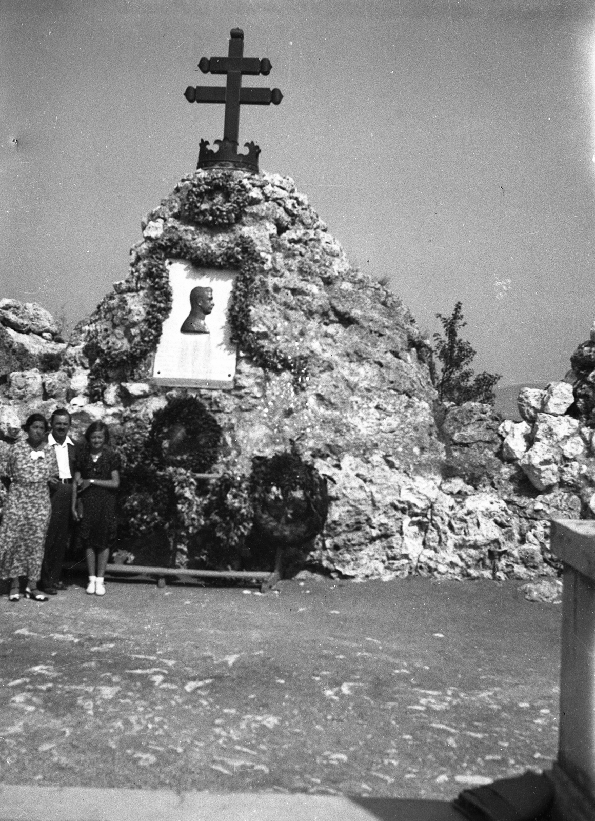 Magyarország,Balaton, Tihany, Attila domb, IV. Károly király emlékére emelt kálvária, a király emléktáblája., 1936, Romák Éva, kettős kereszt, Fortepan #53261