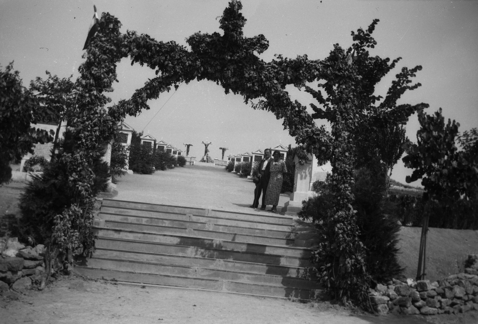 Magyarország,Balaton, Tihany, Attila domb, IV. Károly király emlékére emelt kálvária., 1936, Romák Éva, diadalkapu, Fortepan #53266