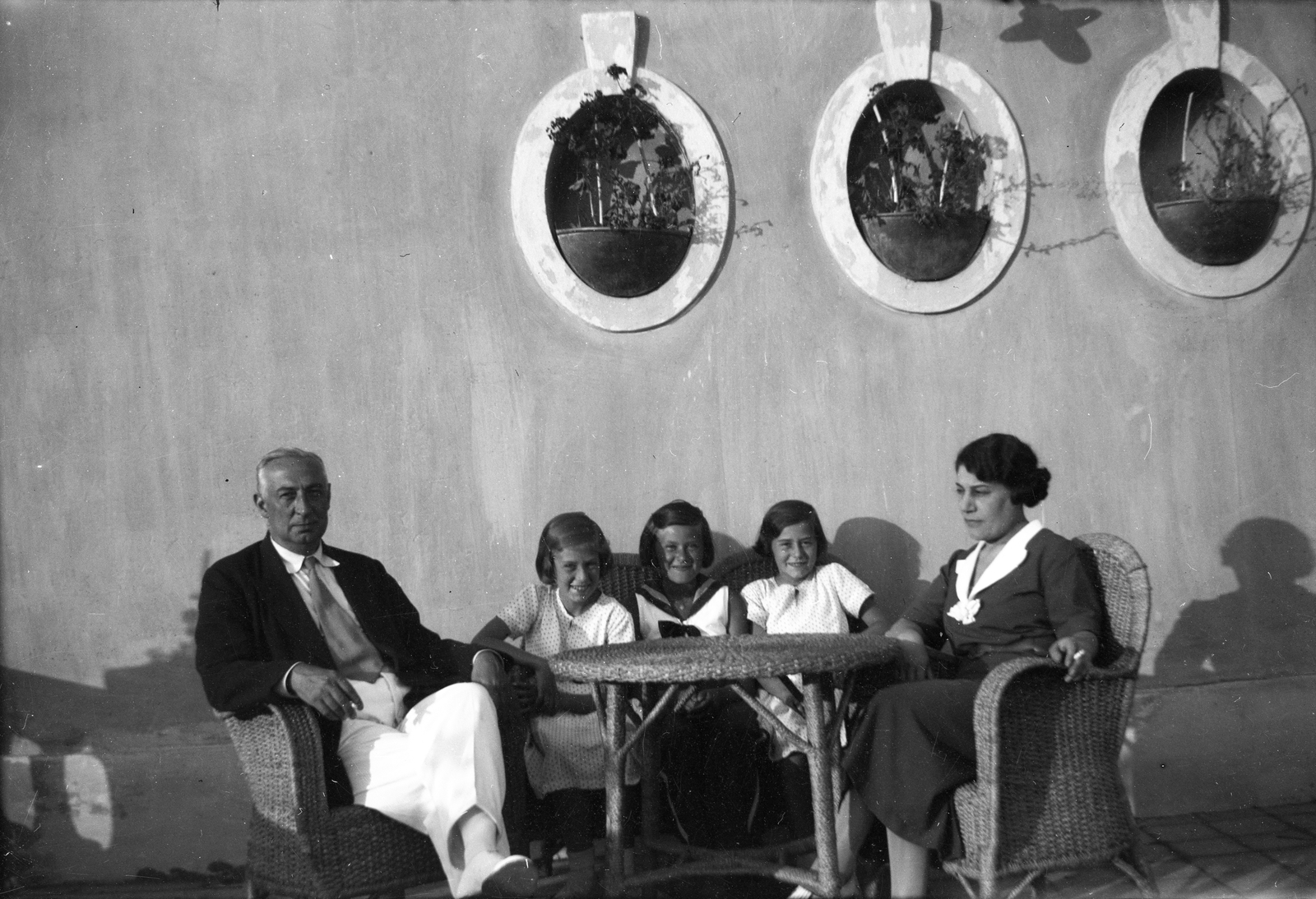 Magyarország, Balatonföldvár, vasútállomás, emeleti terasz a nyugati oldalon., 1936, Romák Éva, család, fonott szék, Fortepan #53267
