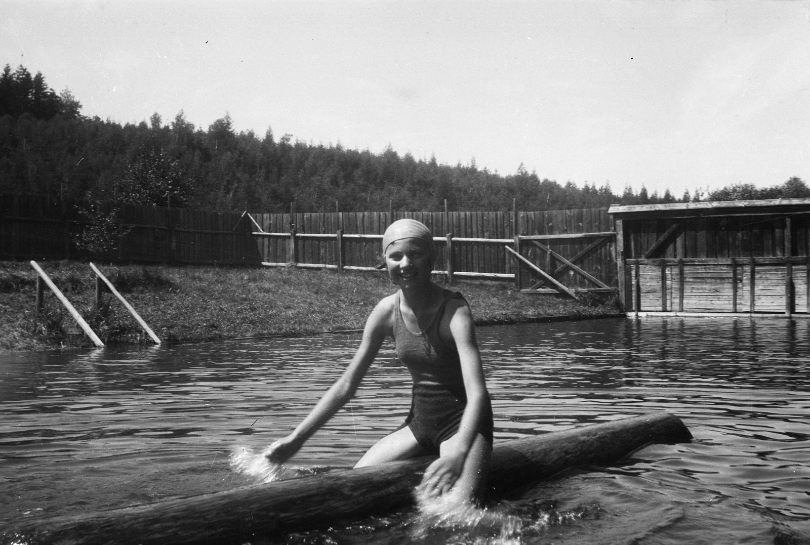 1930, Romák Éva, beach, bathing suit, lath fence, girl, swimming cap, wide sitting, Fortepan #53268