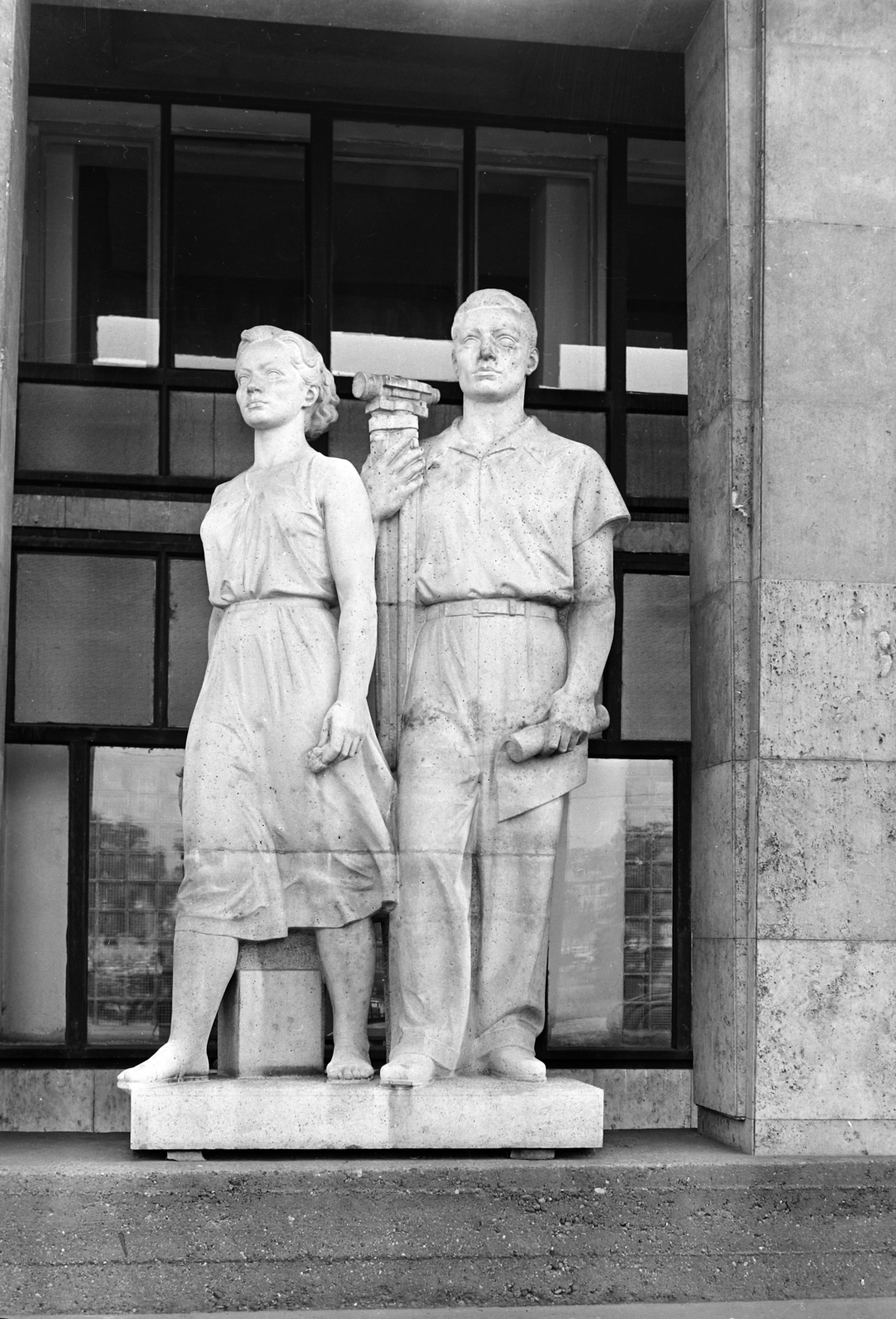 Hungary, Budapest V., Apáczai Csere János utca, az UVATERV székháza előtt. Ifjú mérnökök, alternatív elnevezés: Földmérők (Győri Dezső, 1952.). 1958. óta Békéscsabán található. , 1957, UVATERV, sculpture, architecture, socialist realism, Budapest, Fortepan #5329