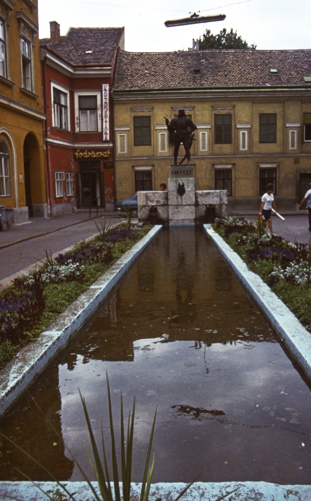 Hungary, Székesfehérvár, Várkapu utca, Varkocs György várkapitány szobra (Erdei Dezső, 1938.)., 1975, Balázs Lajos, colorful, fountain, label, sculpture, street view, György Varkocs-portrayal, Fortepan #53303