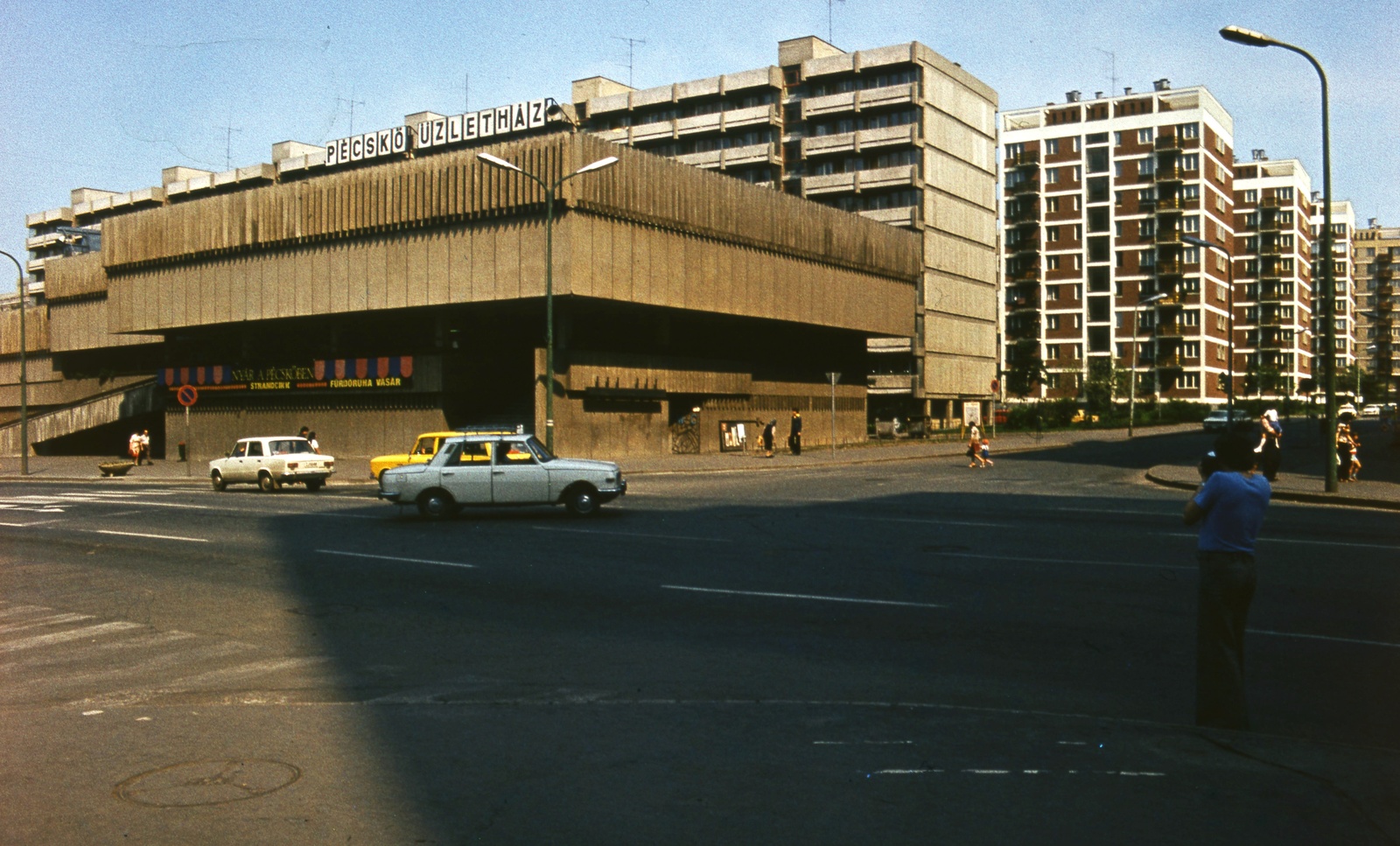 Hungary, Salgótarján, Rákóczi út - Pécskő út sarok., 1975, Balázs Lajos, colorful, German brand, Soviet brand, label, street view, genre painting, concrete block of flats, Lada-brand, Wartburg-brand, lamp post, automobile, modern architecture, Jozsef Finta-design, Fortepan #53305