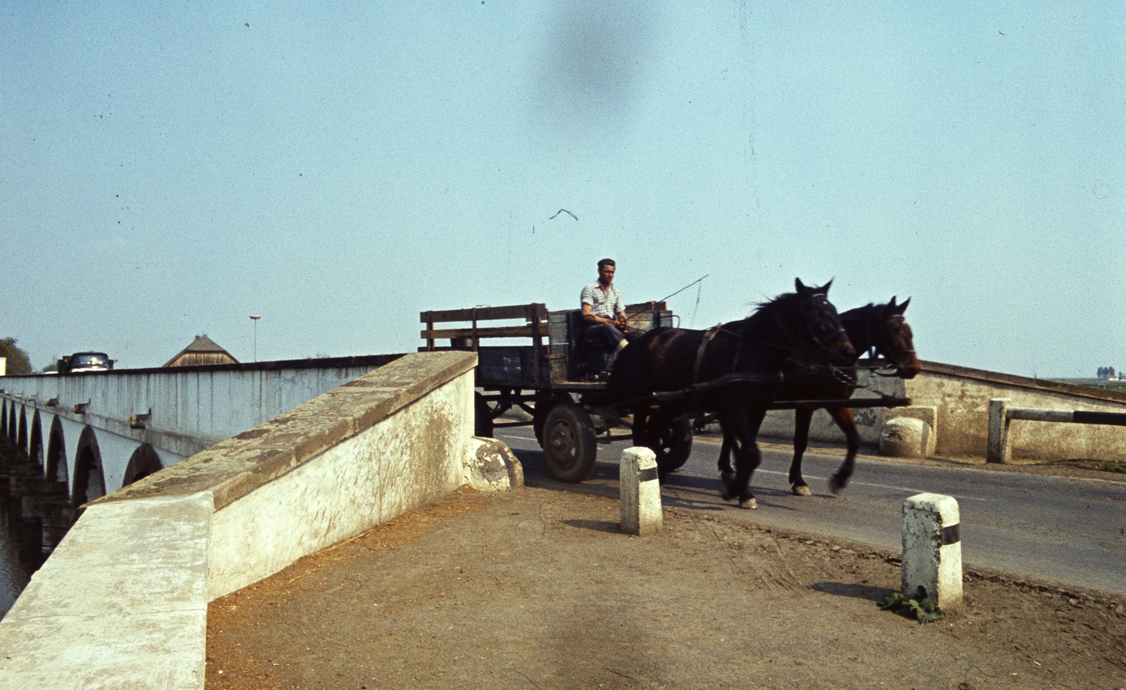 Hungary, Hortobágy, Kilenclyukú híd., 1975, Balázs Lajos, colorful, bridge, Horse-drawn carriage, teamster, stone bridge, arch bridge, Ferenc Povolny-design, Fortepan #53308