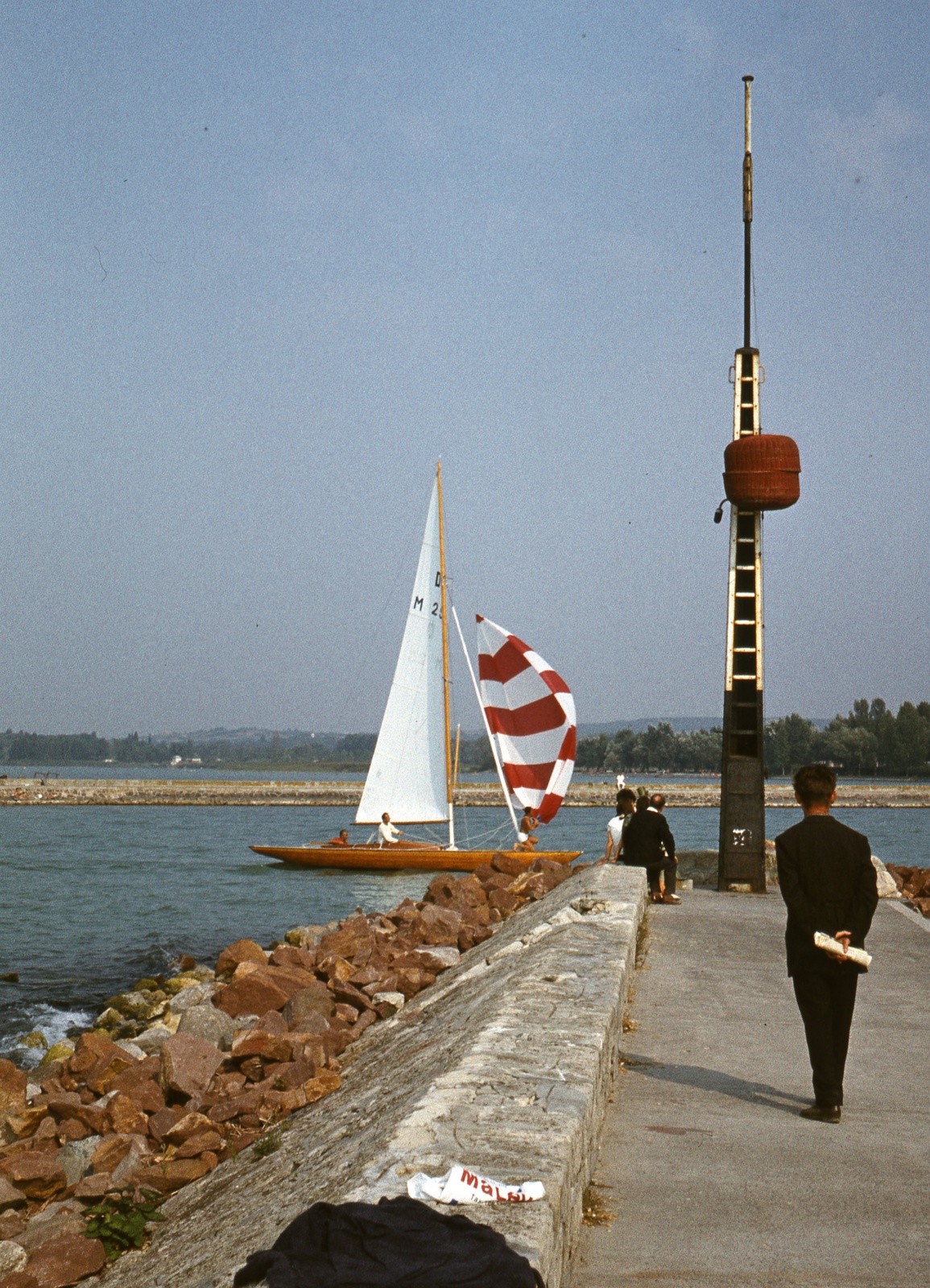 Hungary, Balatonföldvár, kikötő, móló., 1975, Balázs Lajos, sailboat, colorful, pier, Lake Balaton, storm warning, Fortepan #53310