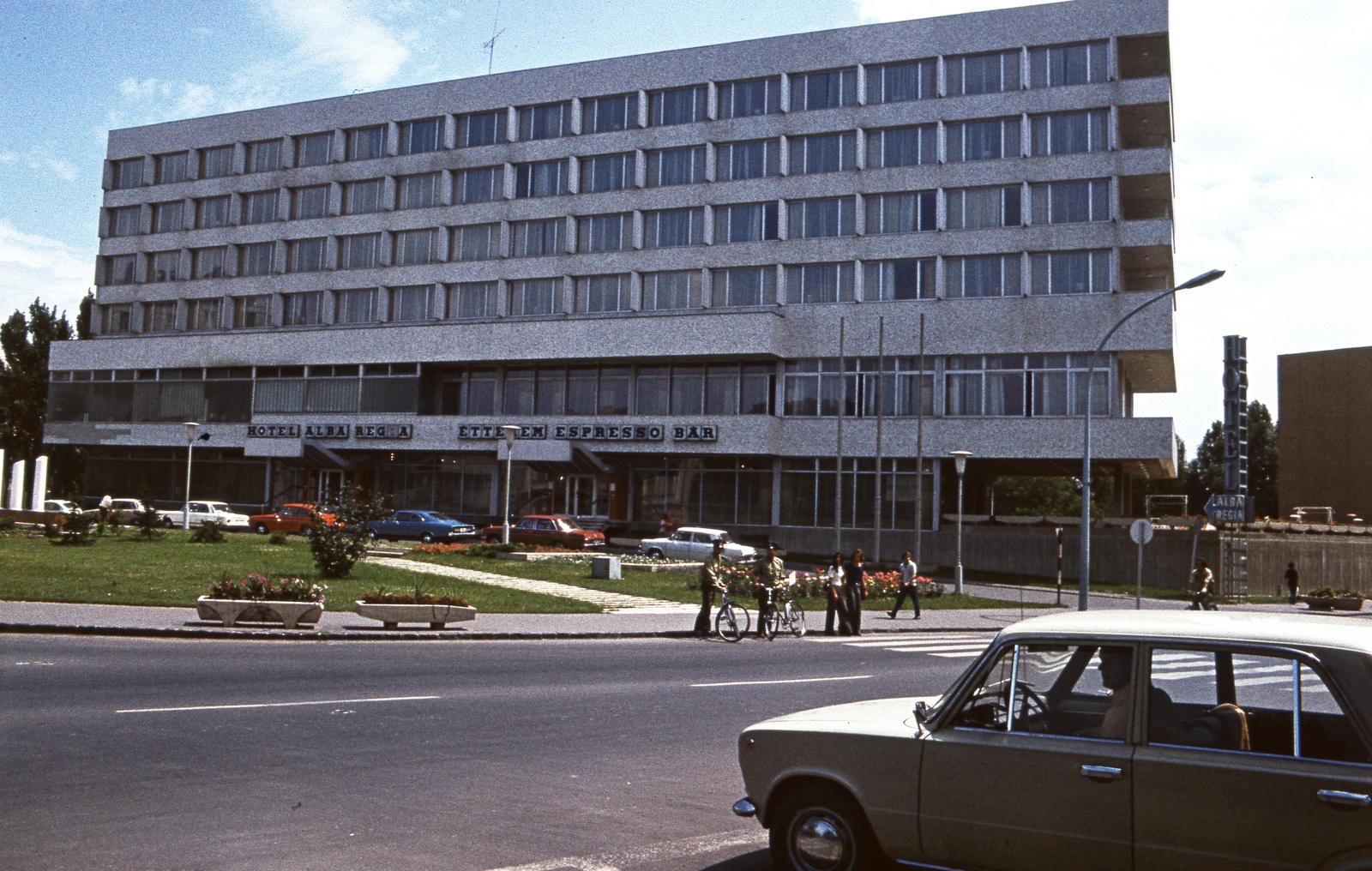 Hungary, Székesfehérvár, Hotel Alba Regia., 1975, Balázs Lajos, bicycle, colorful, label, Lada-brand, car park, BMW 02 series , Fortepan #53312