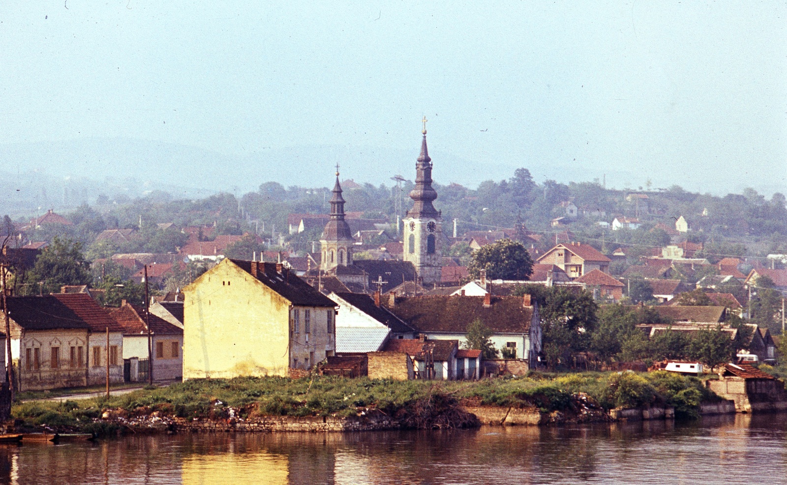 Szerbia, Újvidék, Kamanc városrész (régebben önálló település). Előtérben a Duna, szemben a szerb ortodox Kisboldogasszony-templom., 1977, Balázs Lajos, templom, színes, vízpart, Fortepan #53315