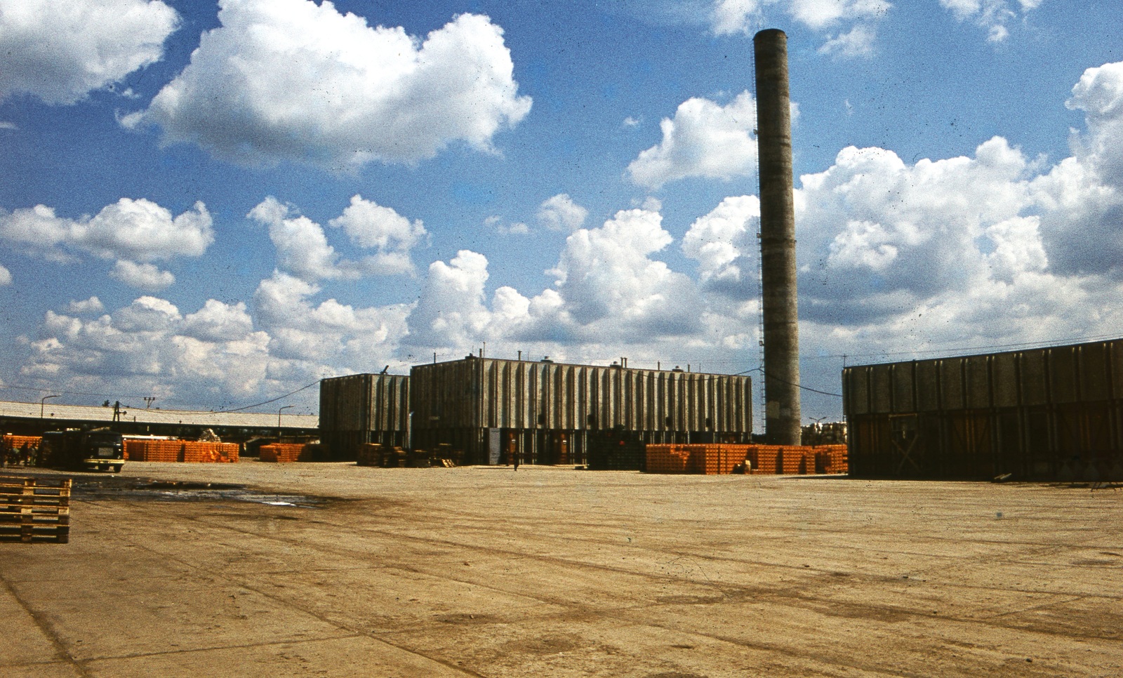 Hungary, Bőcs, Borsodi Sörgyár., 1974, Balázs Lajos, colorful, clouds, factory chimney, factory, industrial building, Fortepan #53325