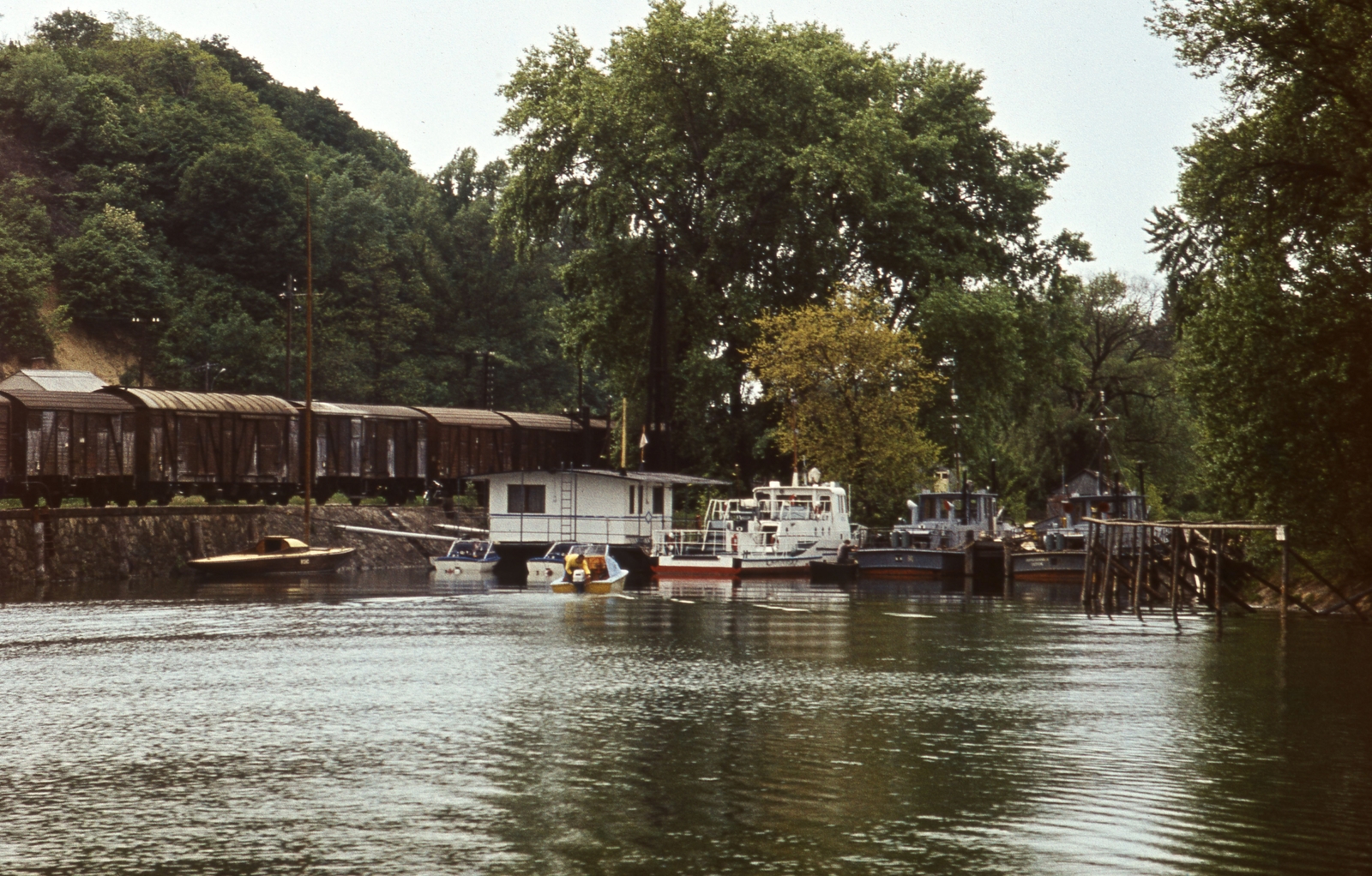 Hungary,Lake Balaton, Fonyód, öböl a kikötőnél a Szúnyog-sziget mellett., 1977, Balázs Lajos, ship, railway, colorful, motorboat, Fortepan #53328