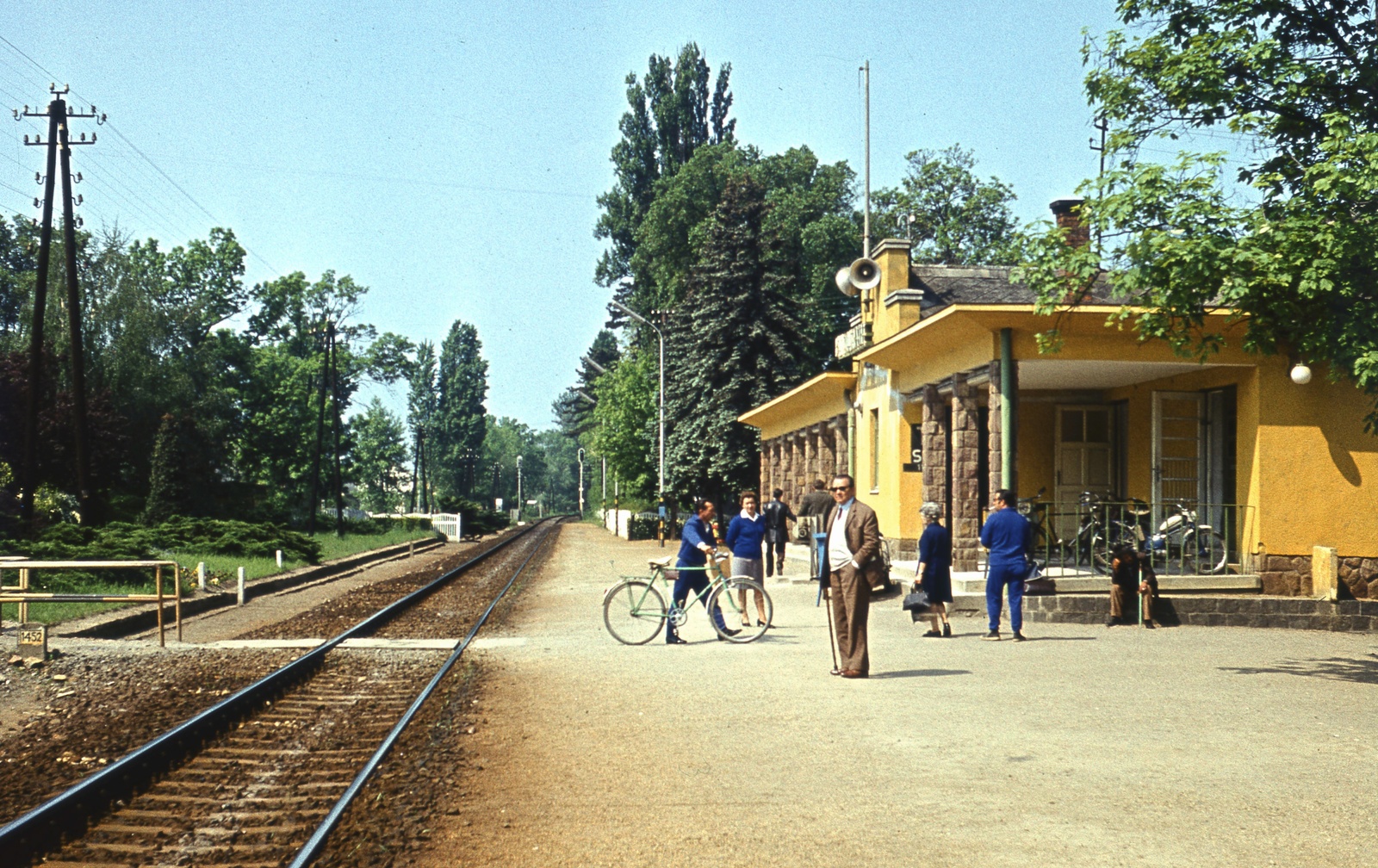 Magyarország, Balatonlelle, vasútállomás., 1975, Balázs Lajos, kerékpár, színes, vasúti jelző, vasútállomás, sínpálya, Fortepan #53332