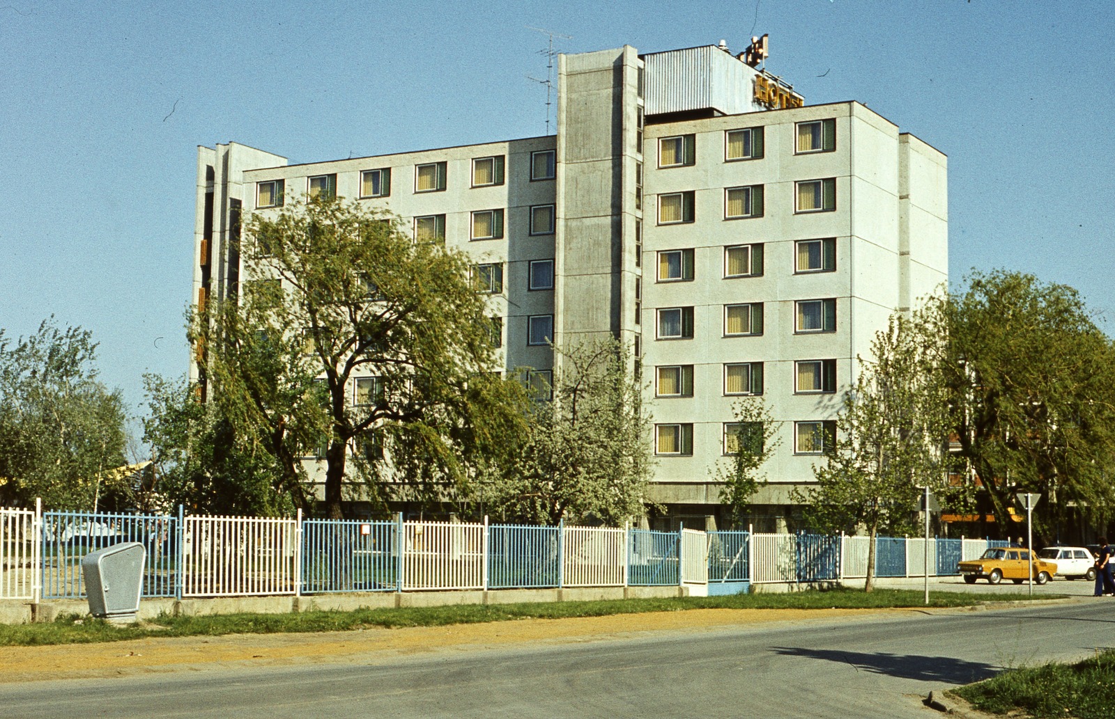 Magyarország, Hajdúszoboszló, József Attila utca 5-7. Hotel Délibáb., 1975, Balázs Lajos, színes, panelház, kerítés, Skoda 100, Fortepan #53334