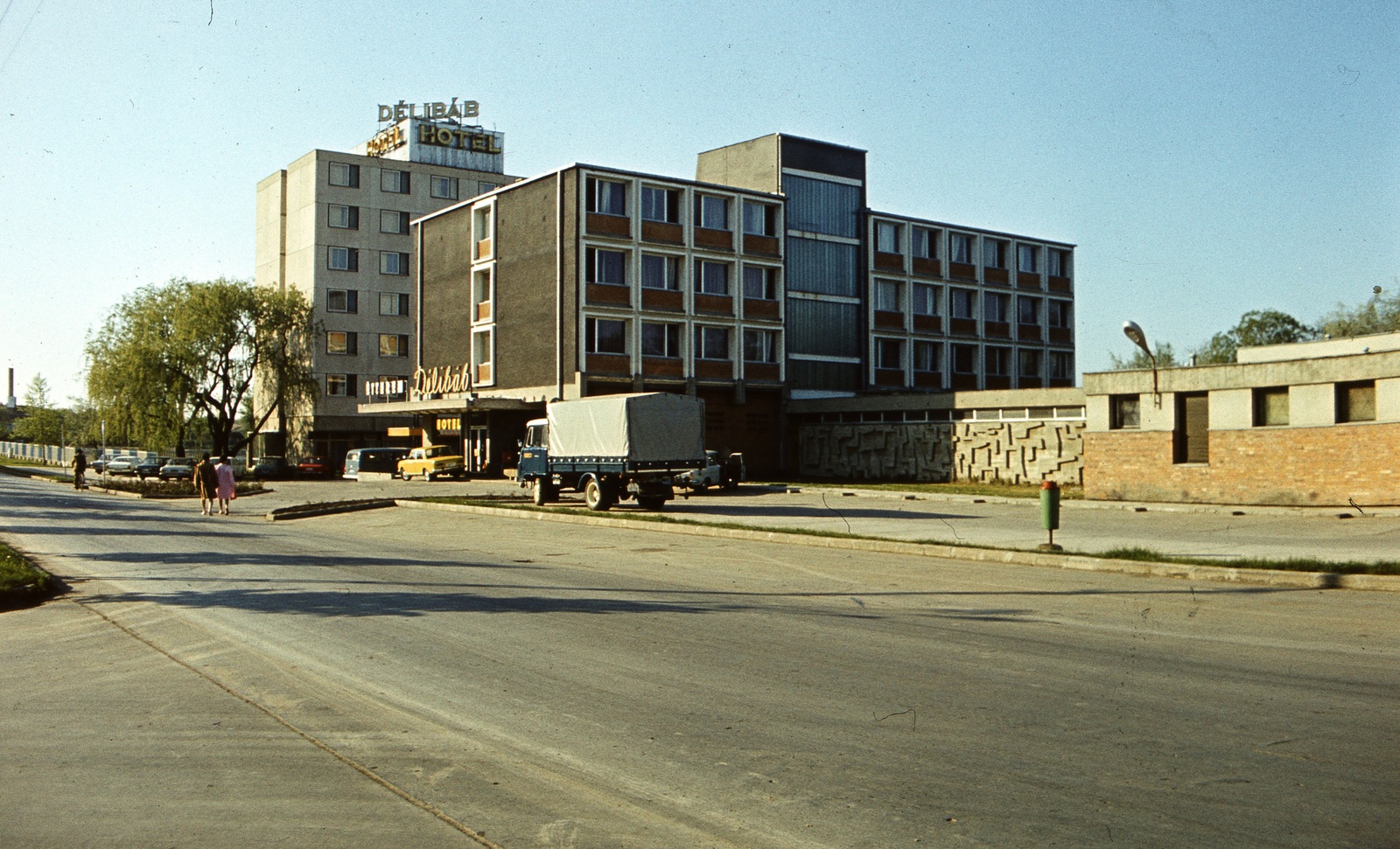 Hungary, Hajdúszoboszló, József Attila utca 5-7. Hotel Délibáb., 1979, Balázs Lajos, colorful, German brand, label, commercial vehicle, hotel, concrete block of flats, Robur-brand, neon sign, Fortepan #53337