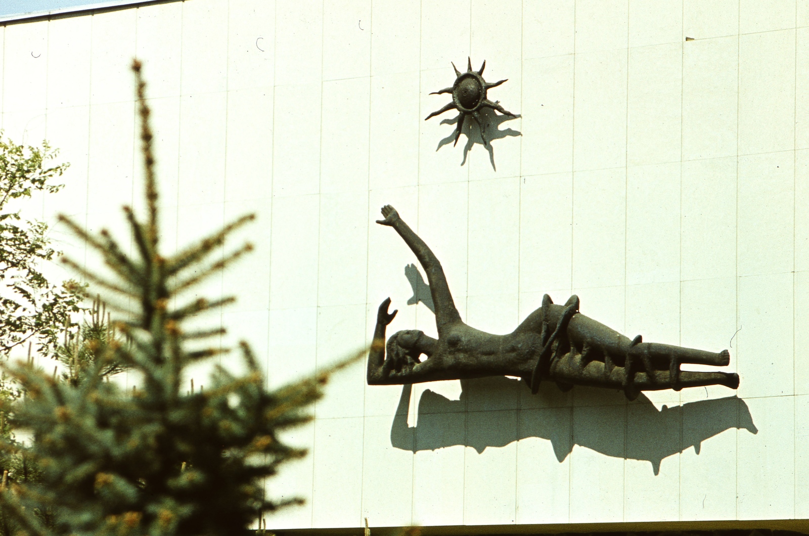 Hungary, Hajdúszoboszló, Mátyás király sétány 10. (Lenin utca), SZOT Béke Gyógyüdülő. Szebényi Imre alkotása: A napozó nő (1962)., 1979, Balázs Lajos, colorful, sculpture, Fortepan #53340