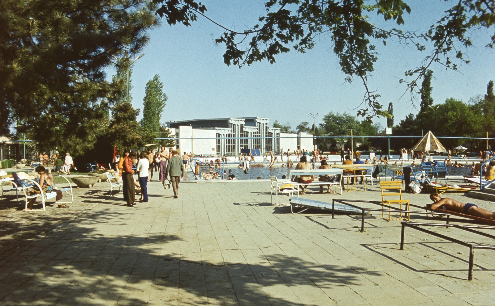 Hungary, Hajdúszoboszló, Gyógyfürdő és strand., 1976, Balázs Lajos, beach, pool, colorful, sunbathe, deck chair, garden furniture, outdoor chair, Fortepan #53345