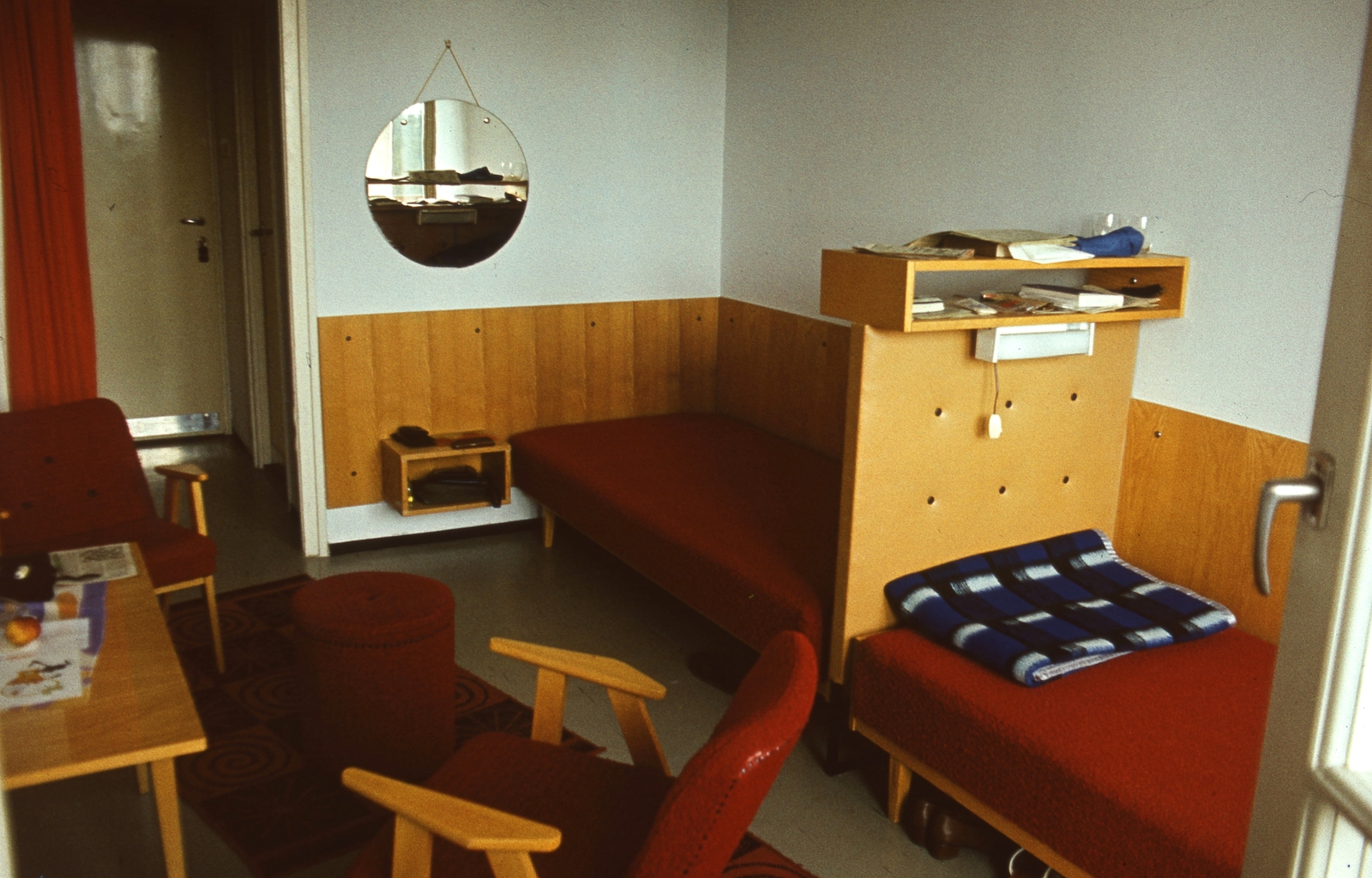 Magyarország, Hajdúszoboszló, Mátyás király sétány 1. OKISZ-üdülő, szobabelső., 1976, Balázs Lajos, színes, retró, tükör, üdülőhely, enteriőr, ágy, modern design, Fortepan #53348