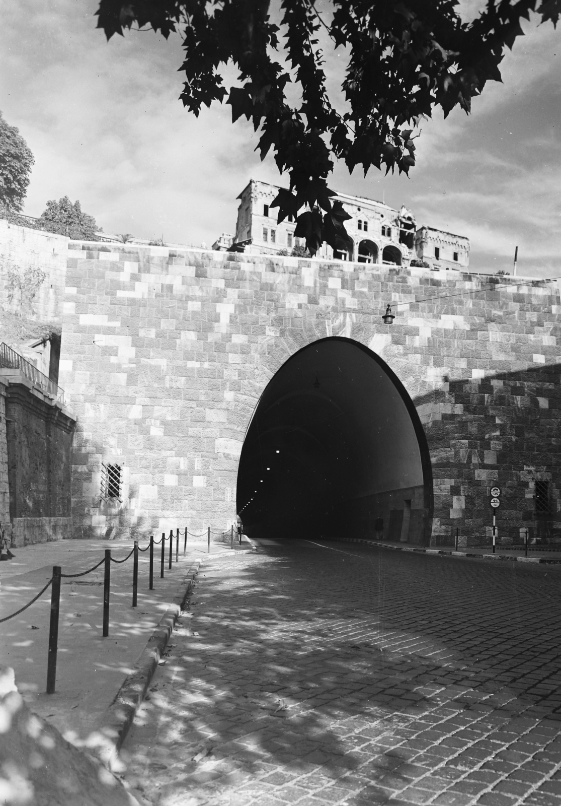 Hungary, Budapest I., Alagút utca, az Alagút felett a budai Várban a József főhercegi palota maradványa látszik., 1958, UVATERV, war damage, street view, tunnel, Budapest, Fortepan #5335