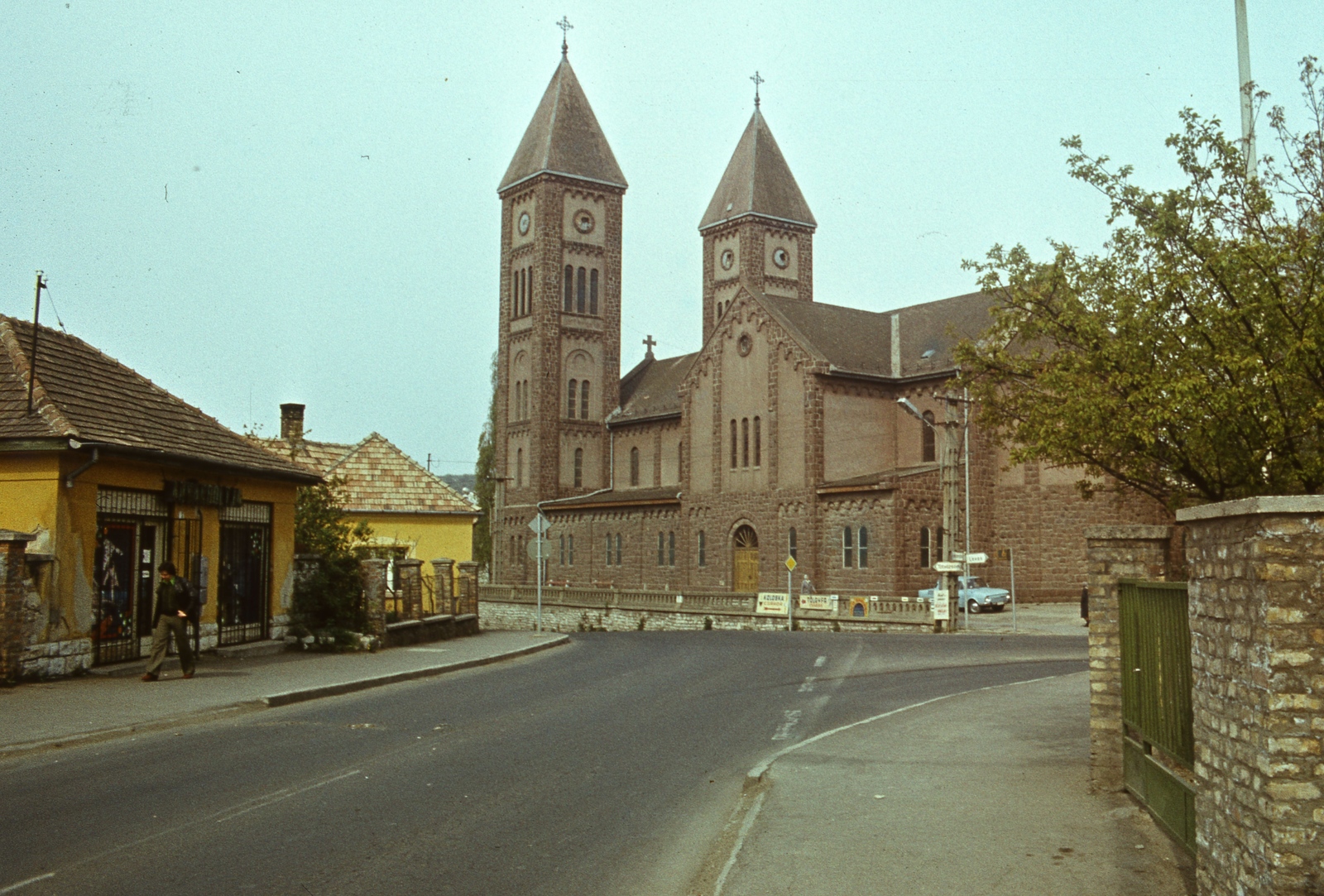 Hungary, Balatonfüred, Krisztus Király templom (Vörös templom) az Ady Endre utcáról nézve., 1976, Balázs Lajos, church, colorful, intersection, street view, tower, romanesque revival architect, Gáspár Fábián-design, Fortepan #53350