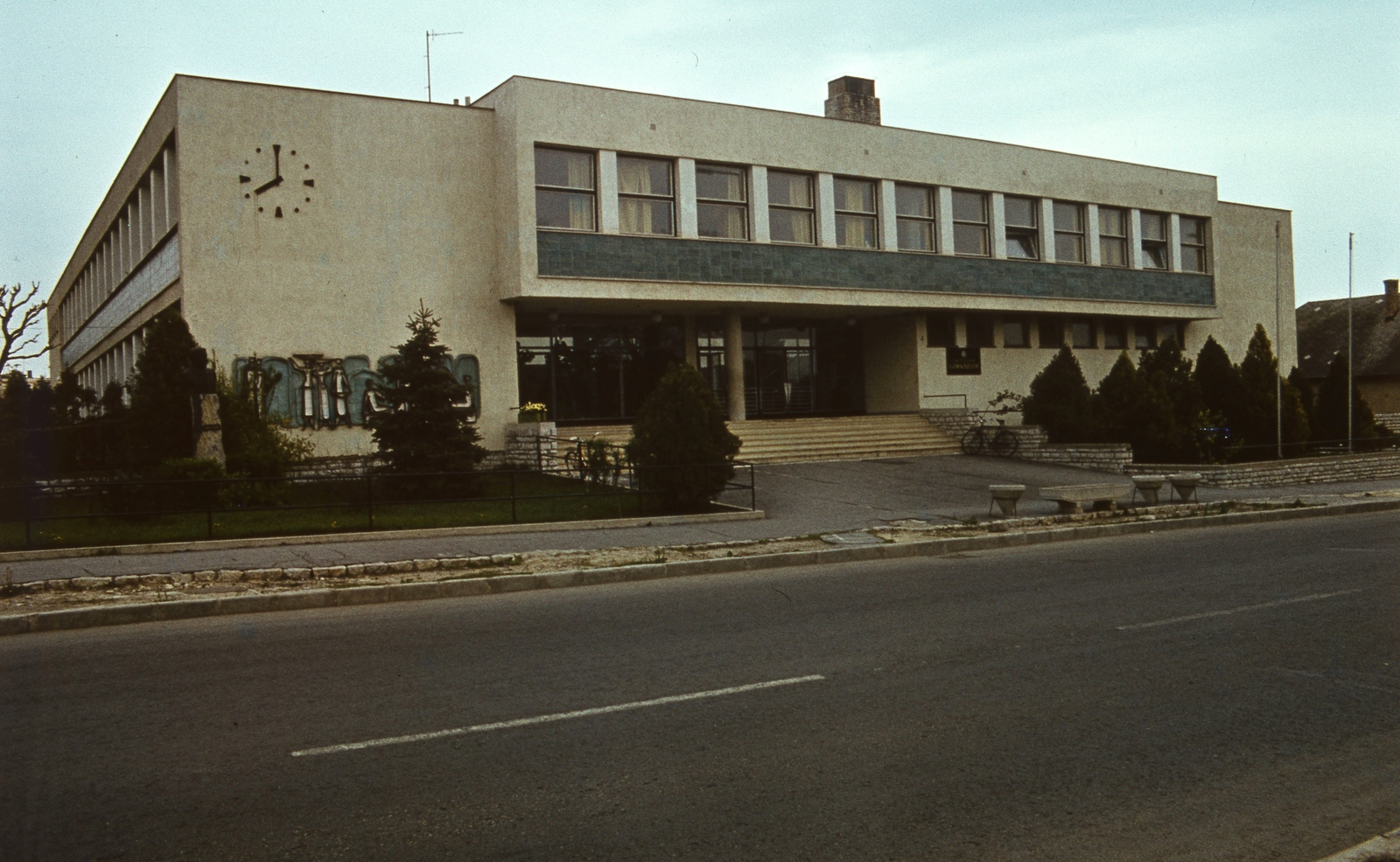 Hungary, Balatonfüred, Ady Endre utca 40., Lóczy Lajos gimnázium., 1976, Balázs Lajos, school, colorful, watch, high school, relief, modern architecture, Fortepan #53352