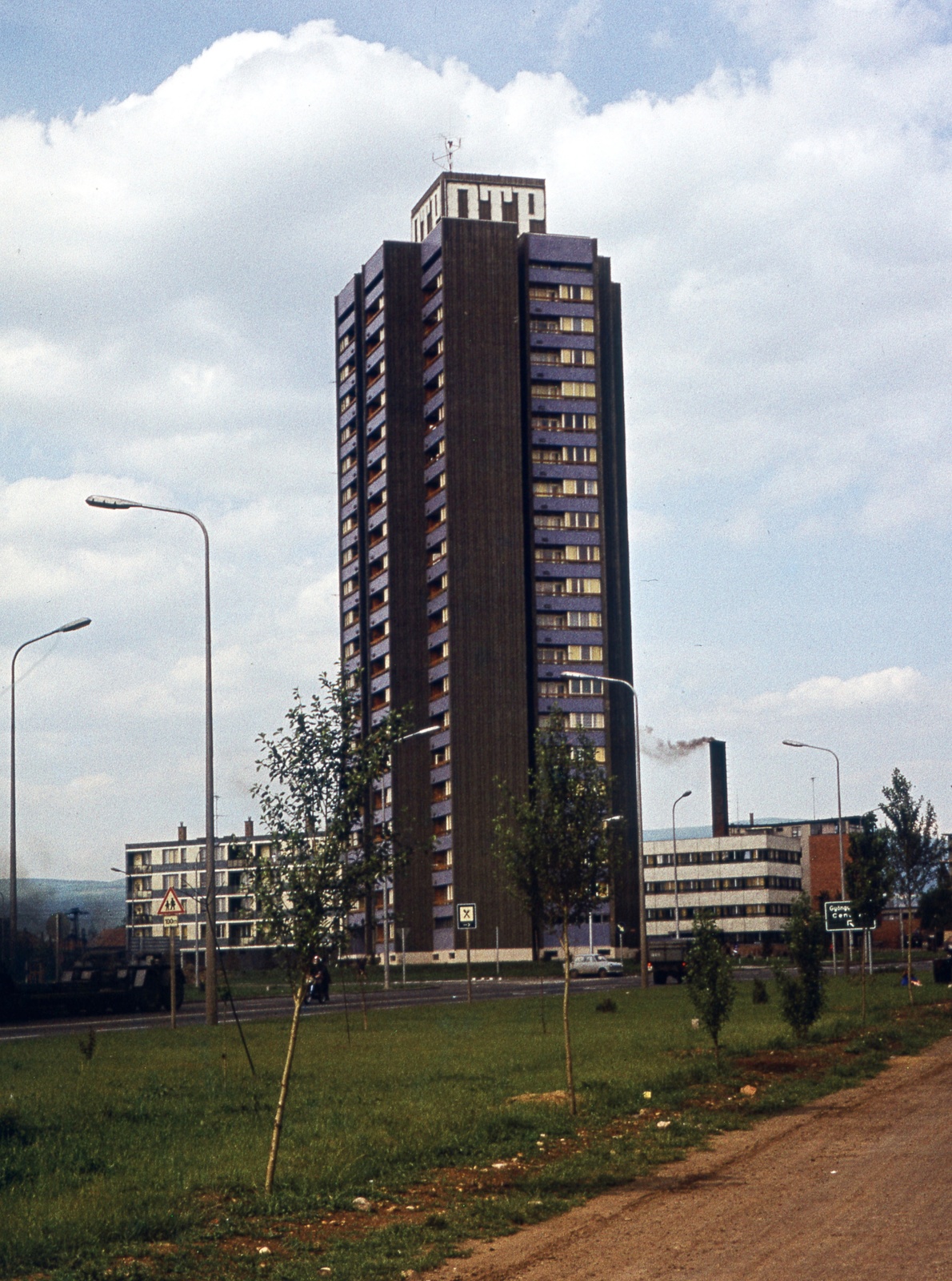 Hungary, Gyöngyös, toronyház a Pesti út és Róbert Károly utca találkozásánál., 1976, Balázs Lajos, colorful, label, tall house, Fortepan #53354
