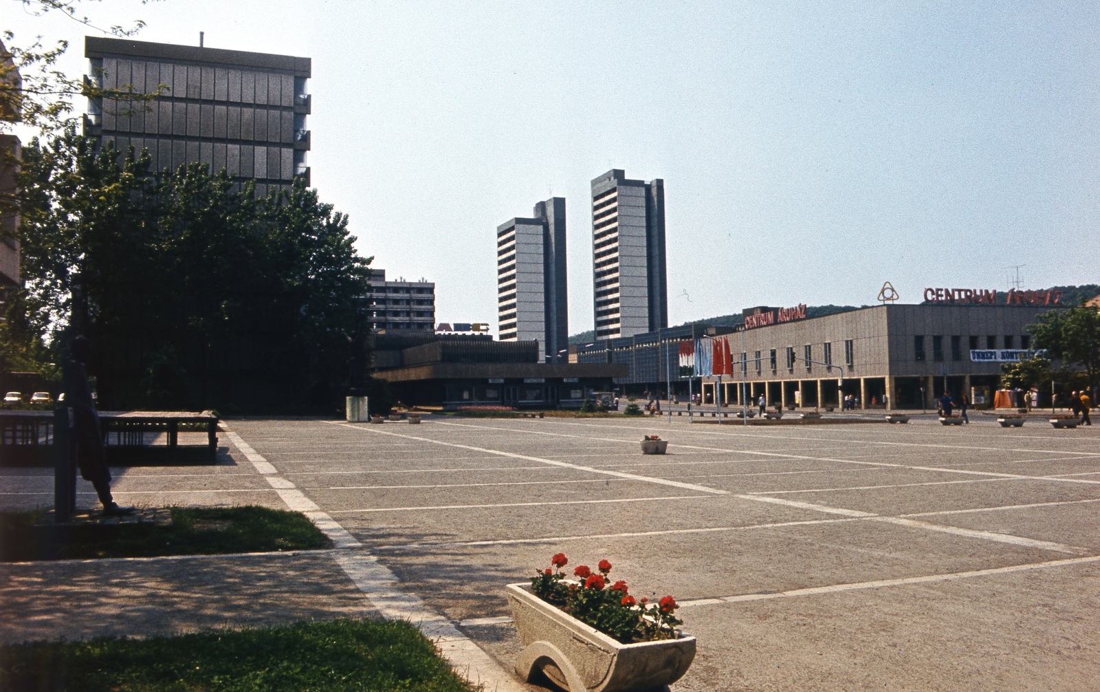 Magyarország, Salgótarján, Fő tér., 1976, Balázs Lajos, színes, tér, áruház, virágtartó, magasház, modern építészet, neon felirat, Fortepan #53357