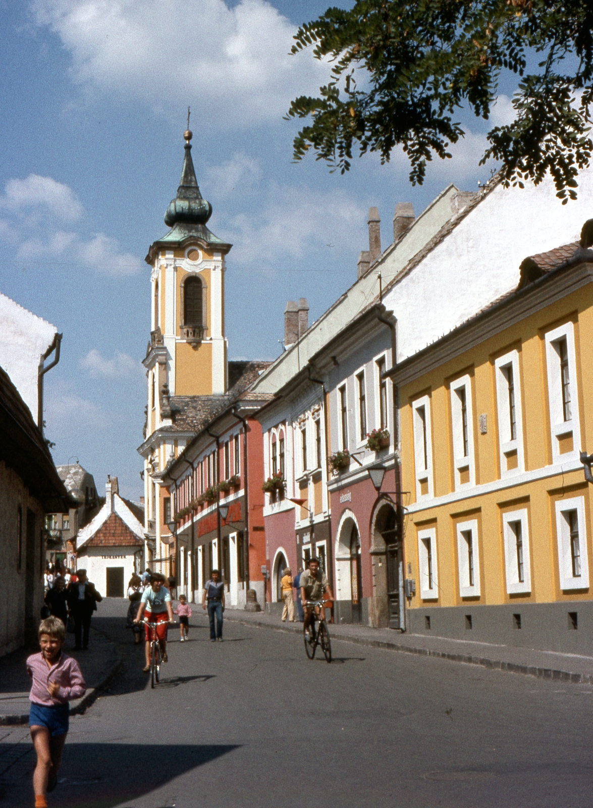 Hungary, Szentendre, Dumtsa Jenő utca a Fő (Marx) tér felé nézve, szemben a Blagovesztenszka görögkeleti templom., 1977, Balázs Lajos, bicycle, church, colorful, street view, Fortepan #53360