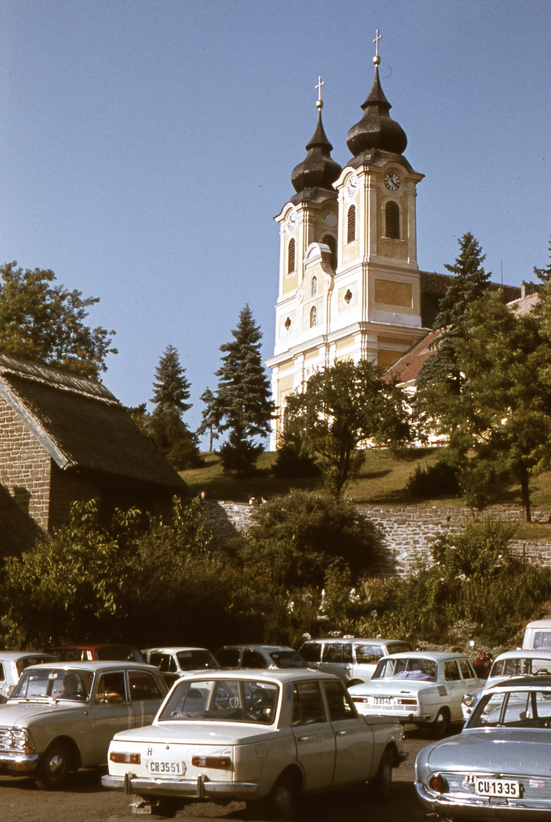 Hungary,Lake Balaton, Tihany, Kossuth Lajos utca, szemben a mai Borsos Miklós tér, fent a Bencés Apátság., 1974, Balázs Lajos, church, colorful, German brand, Soviet brand, Skoda-brand, Moskvitch-brand, Wartburg-brand, Ford-brand, car park, Baroque-style, automobile, number plate, monastery, Benedictines, Márton Wittwer-design, Fortepan #53361