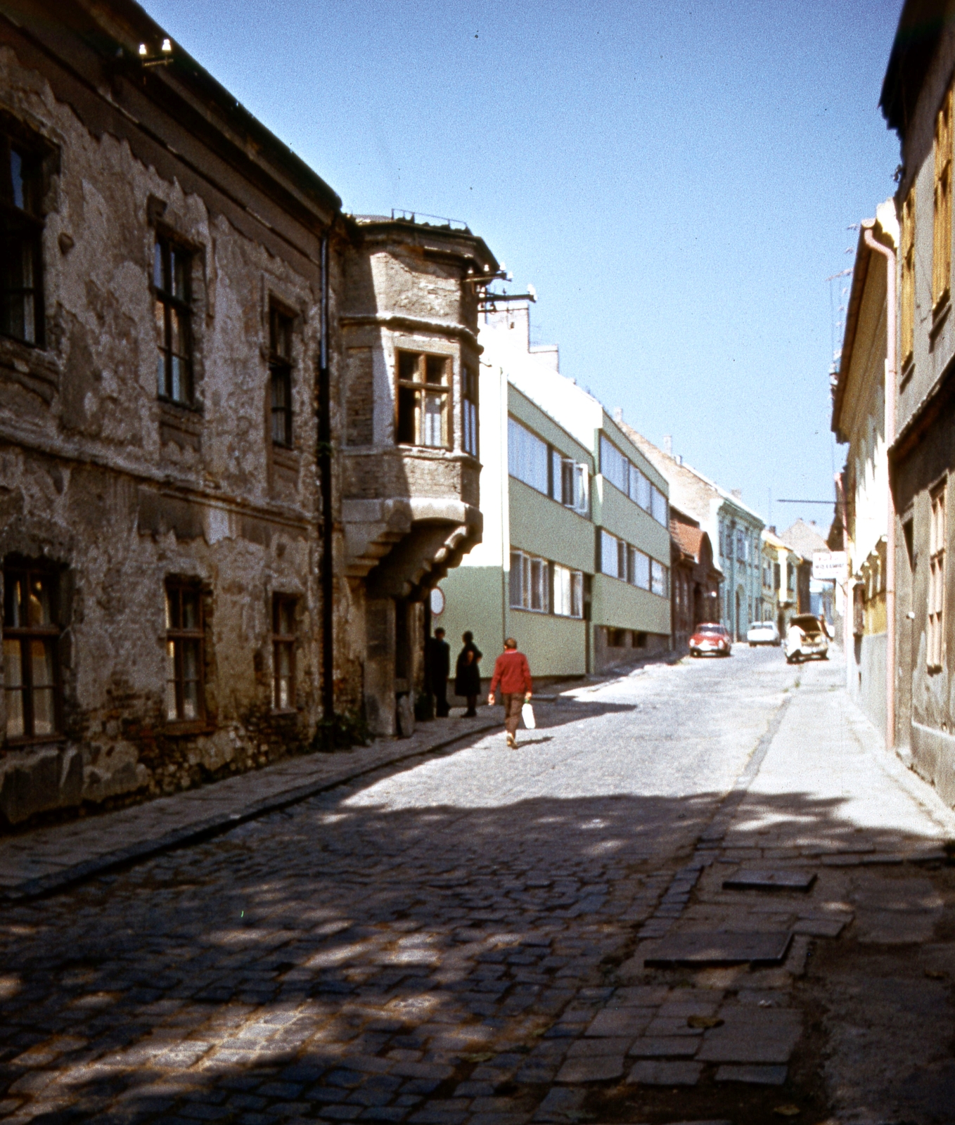 Hungary, Székesfehérvár, Megyeház (Csók István) utca, balra a régi Megyeháza., 1980, Balázs Lajos, colorful, street view, cobblestones, Fortepan #53370