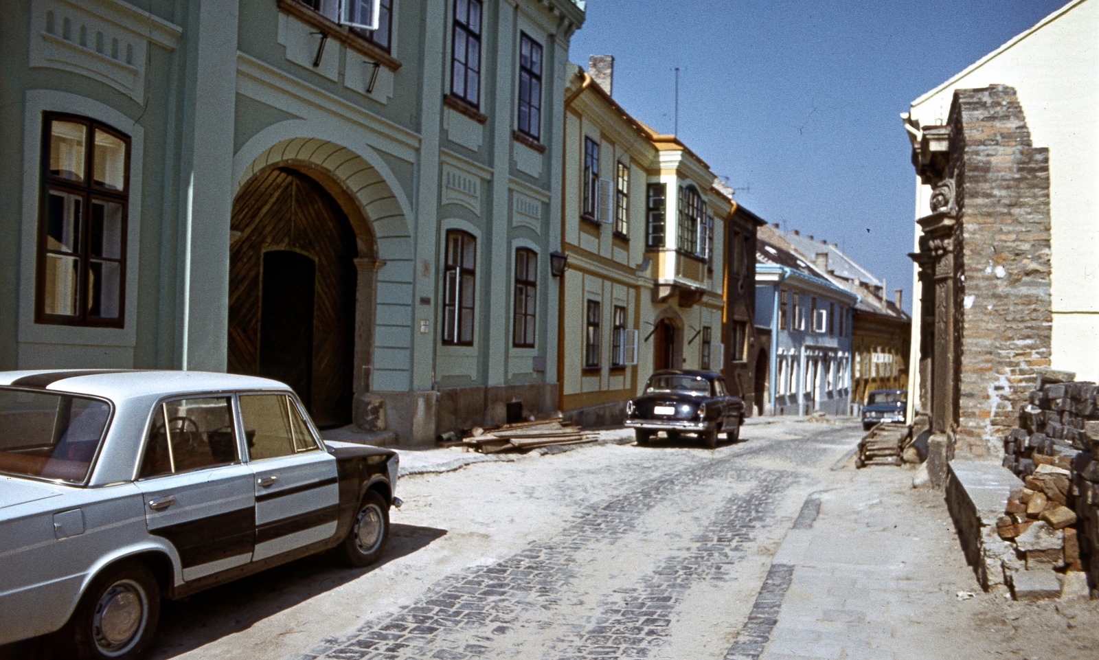 Hungary, Székesfehérvár, Megyeház (Csók István) utca, balra a 8. sz. a Posgay-ház., 1980, Balázs Lajos, colorful, Soviet brand, street view, Lada-brand, cobblestones, automobile, Fortepan #53371