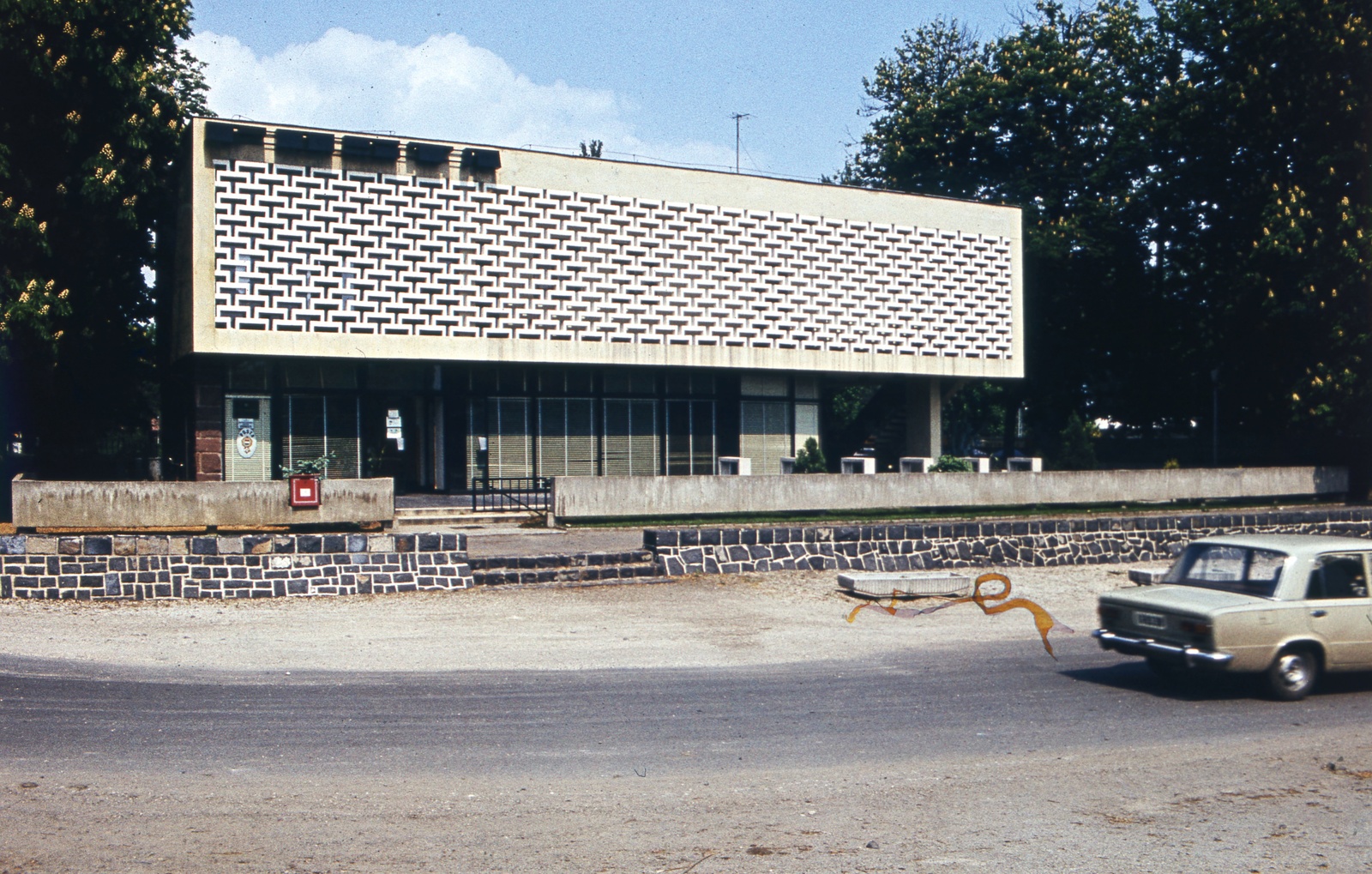 Hungary,Lake Balaton, Badacsonytomaj, Posta., 1980, Balázs Lajos, colorful, Soviet brand, Lada-brand, post, automobile, modern architecture, post office, Fortepan #53372