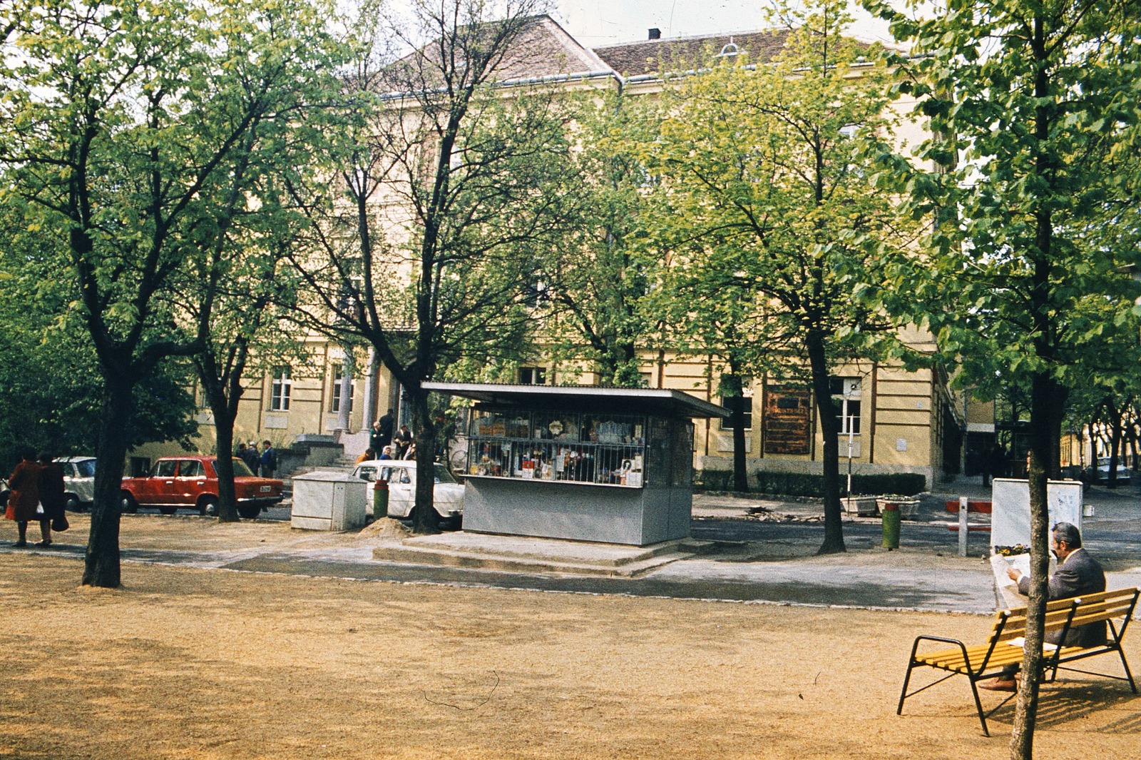 Hungary, Balatonfüred, Gyógy tér, háttérben a Horváth-ház., 1979, Balázs Lajos, colorful, booth, Lada-brand, Fortepan #53385