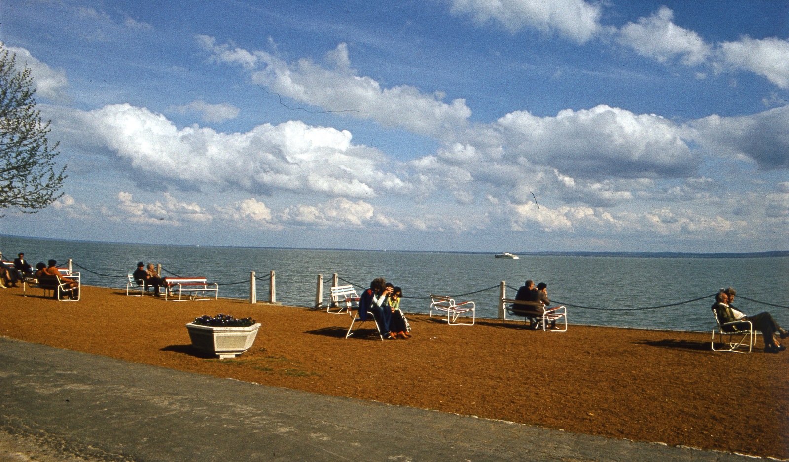 Magyarország, Balatonfüred, Tagore sétány., 1979, Balázs Lajos, színes, korlát, pad, vízpart, virágtartó, Fortepan #53389