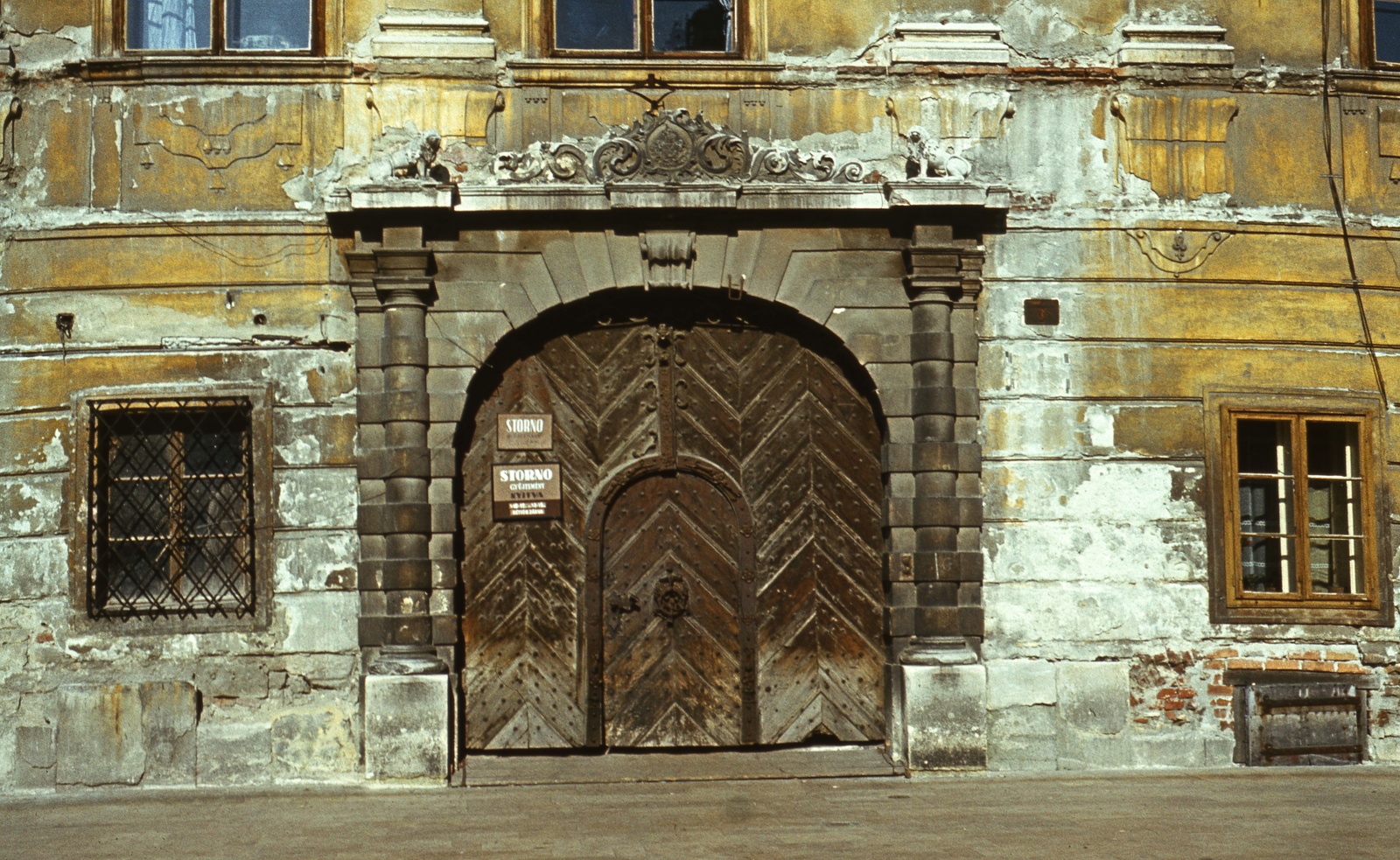 Magyarország, Sopron, Fő (Beloiannisz) tér, Storno-ház., 1975, Balázs Lajos, színes, kapu, ablak, kőoroszlán, Fortepan #53391