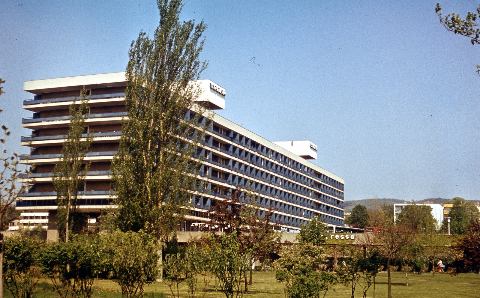 Hungary, Balatonfüred, Hotel Annabella a Tagore sétány felől., 1979, Balázs Lajos, colorful, hotel, modern architecture, Fortepan #53392